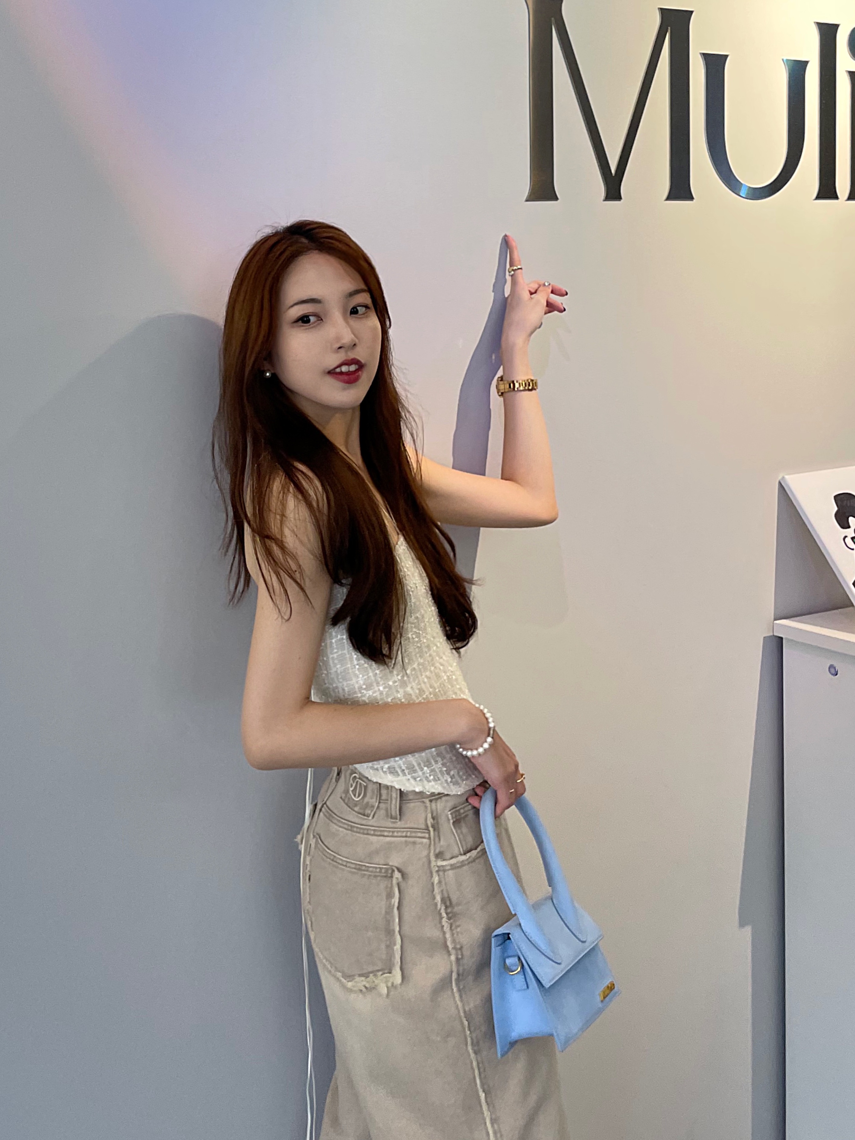 Jacquemus Le Chiquito Moyen Leather Handbag Croco Blue, Jacquemus Le Chiquito Moyen Signature Handbag Pale Blue 착용 스타일 - 3