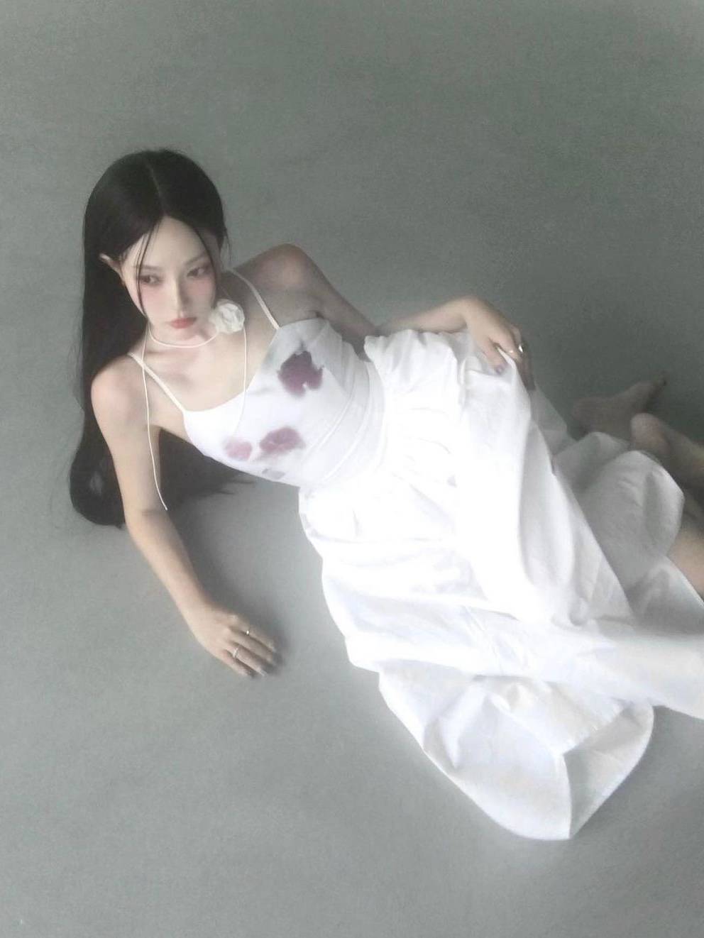 Darling You're Bad Women Unbalanced Shirring Long Dress White 착용 스타일 - 2