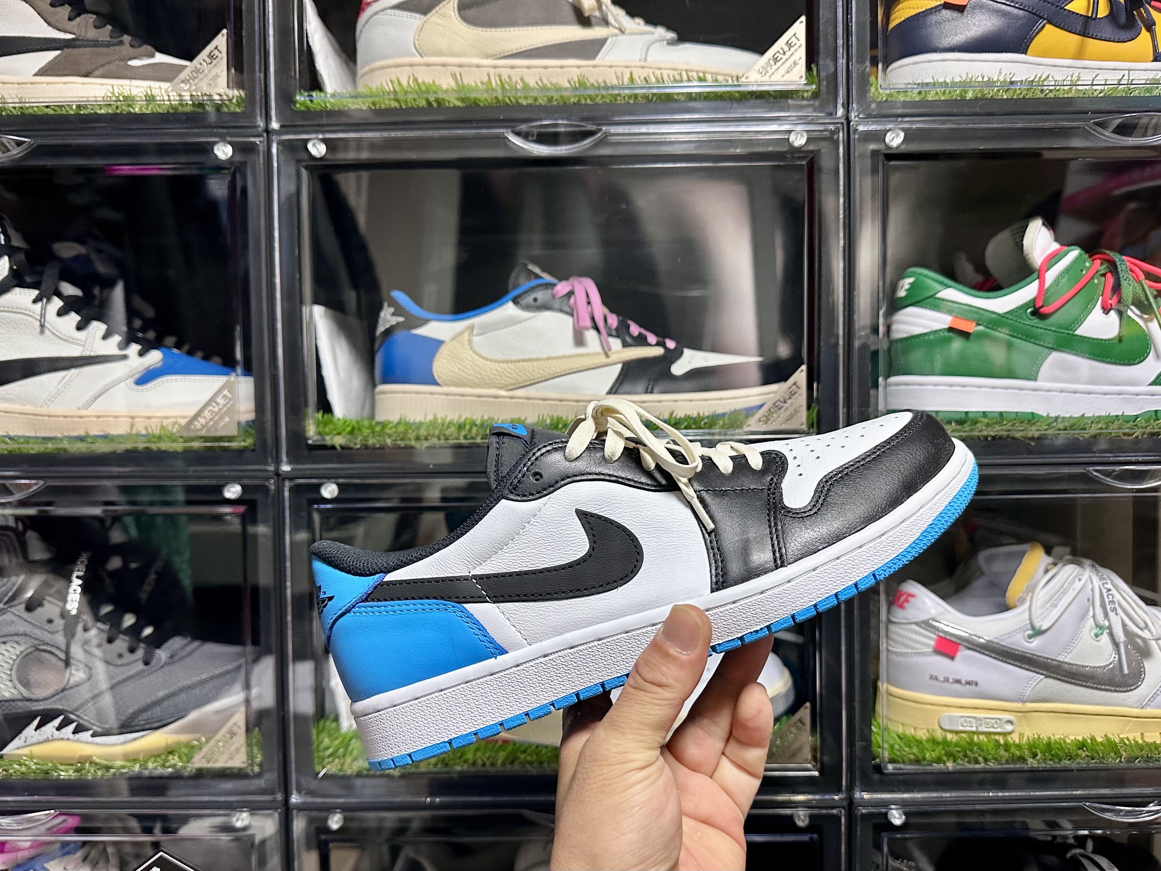 Jordan 1 Retro Low OG Black and Dark Powder Blue 착용 스타일 - 1