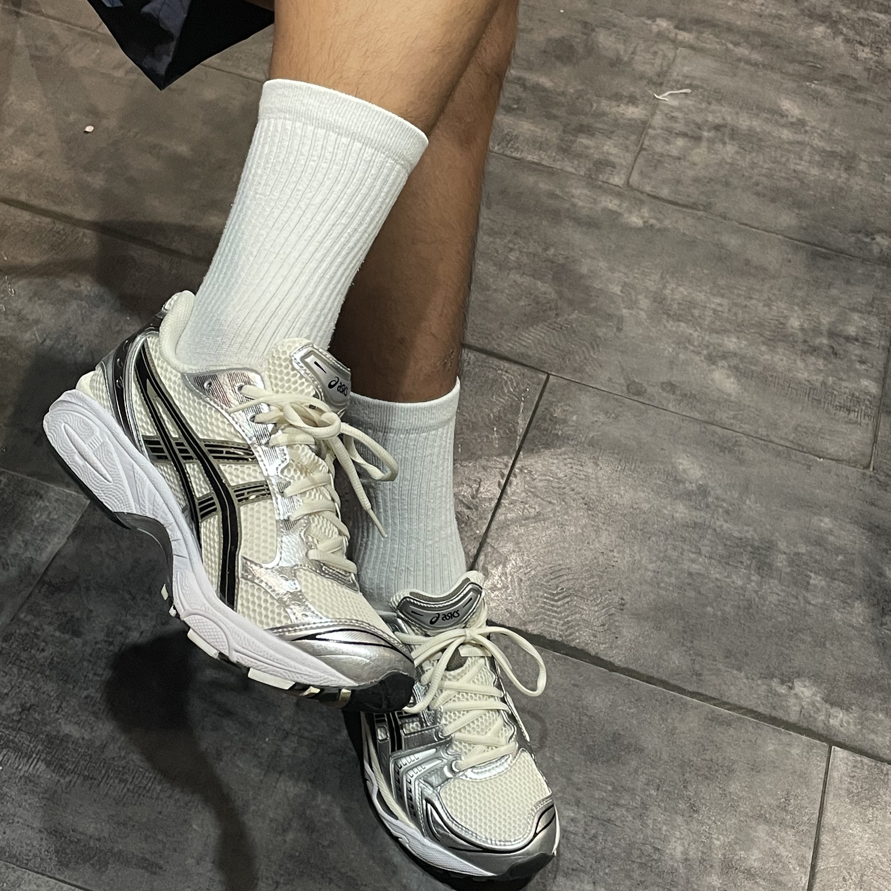 Asics Gel-Kayano 14 Cream Black 착용 스타일 - 2