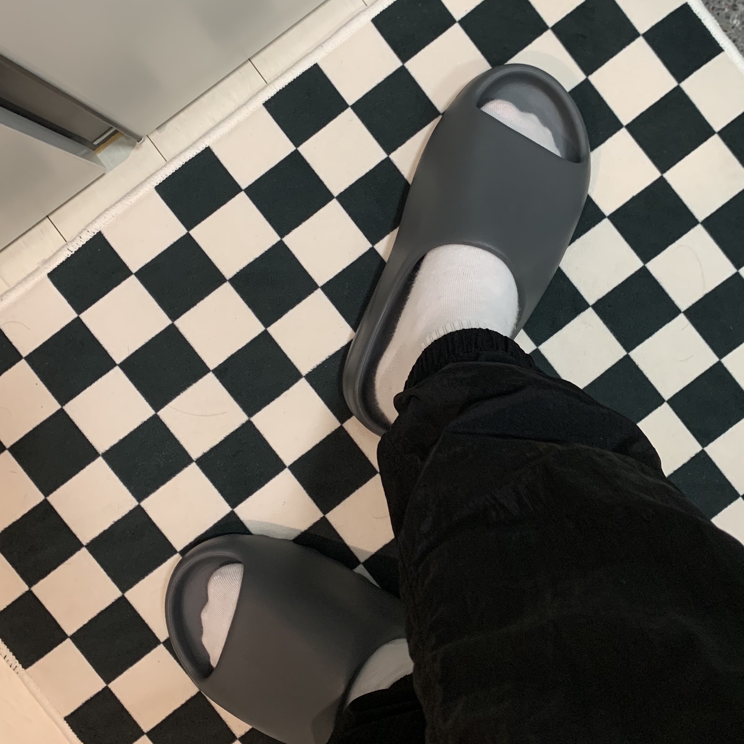 Adidas Yeezy Slide Slate Grey 착용 스타일 - 2
