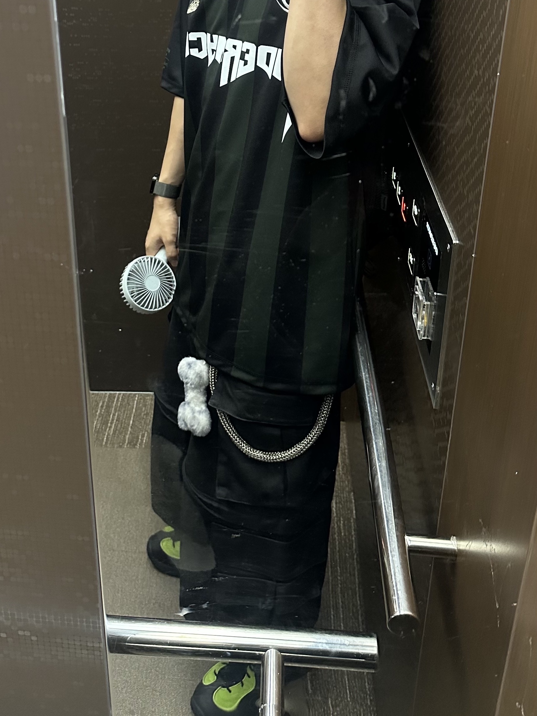 Undermycar Wolfen Bold Stripe Football Jersey Sycamore - 23FW (The Hyundai Seoul Exclusive), Project G/R Oversized Convertible Cargo Pants Coated Black 착용 스타일 - 2