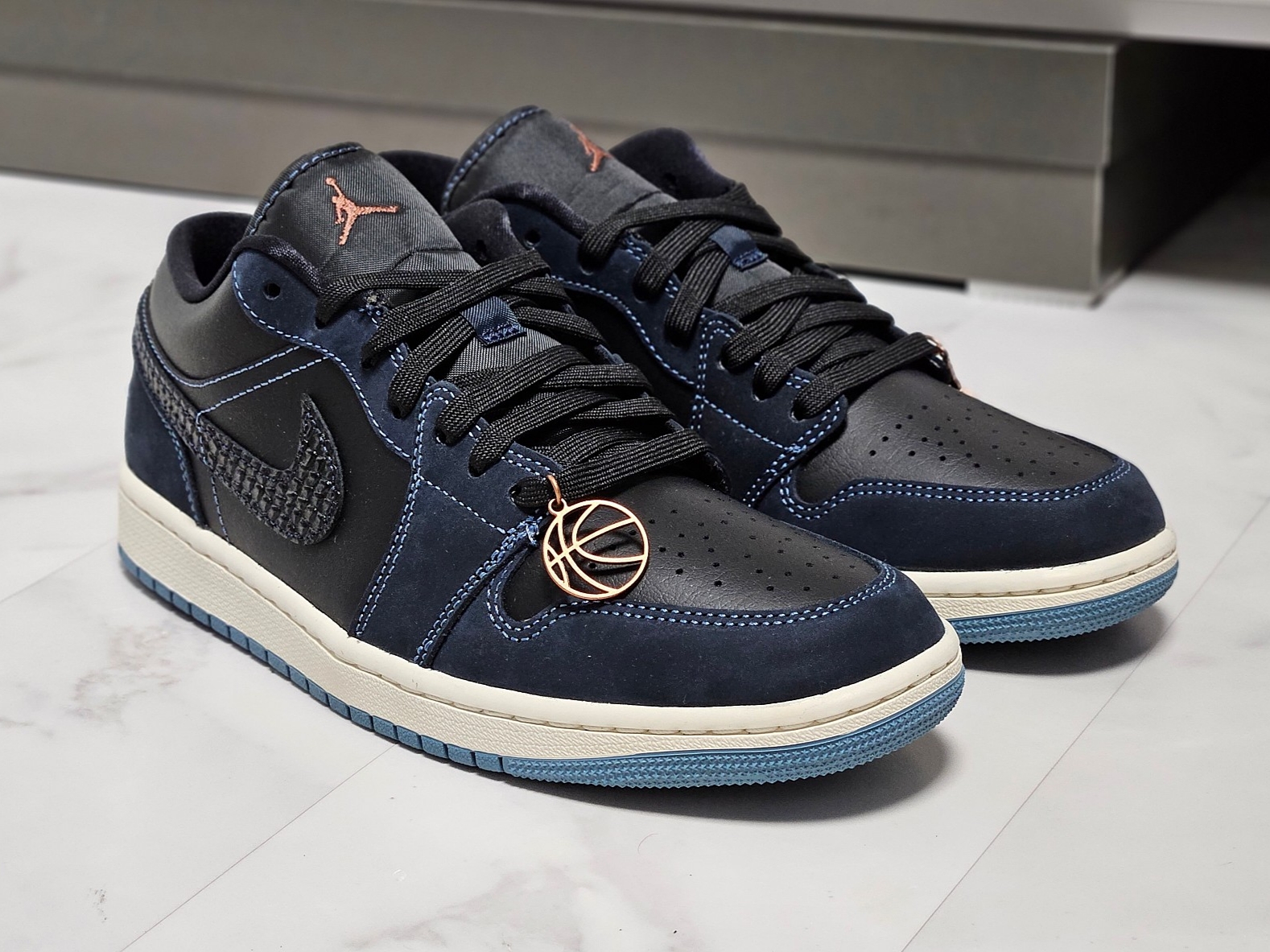 (W) Jordan 1 Low SE Black Dark Obsidian 착용 스타일 - 4