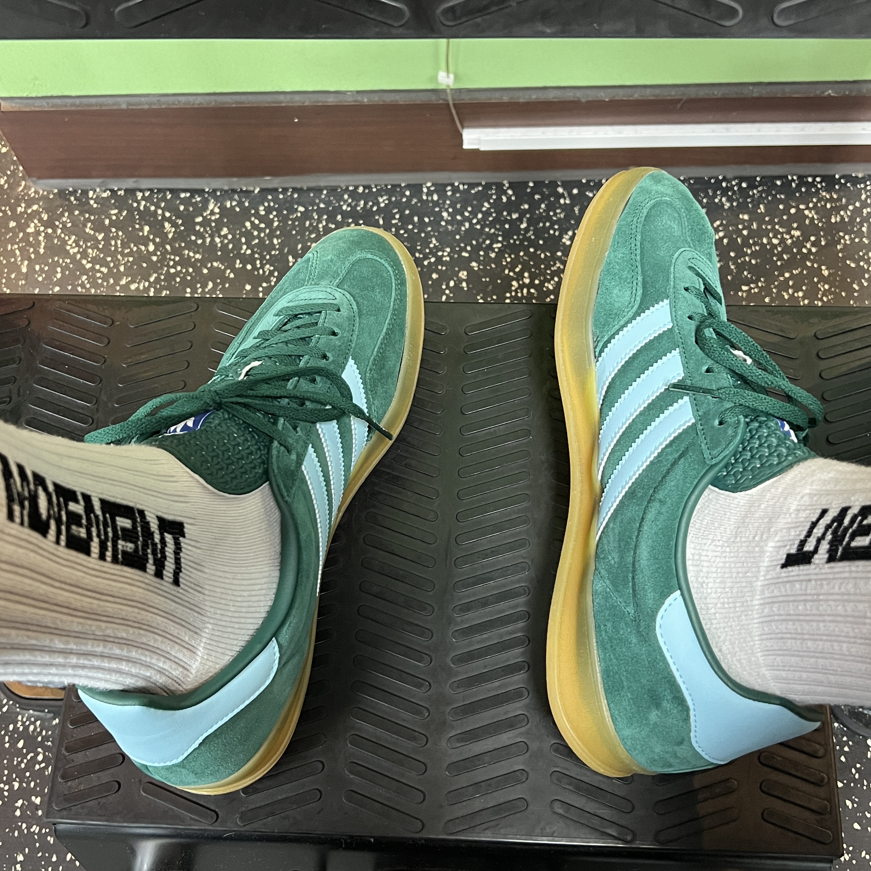 Adidas Gazelle Indoor Collegiate Green Hazy Sky 착용 스타일 - 1