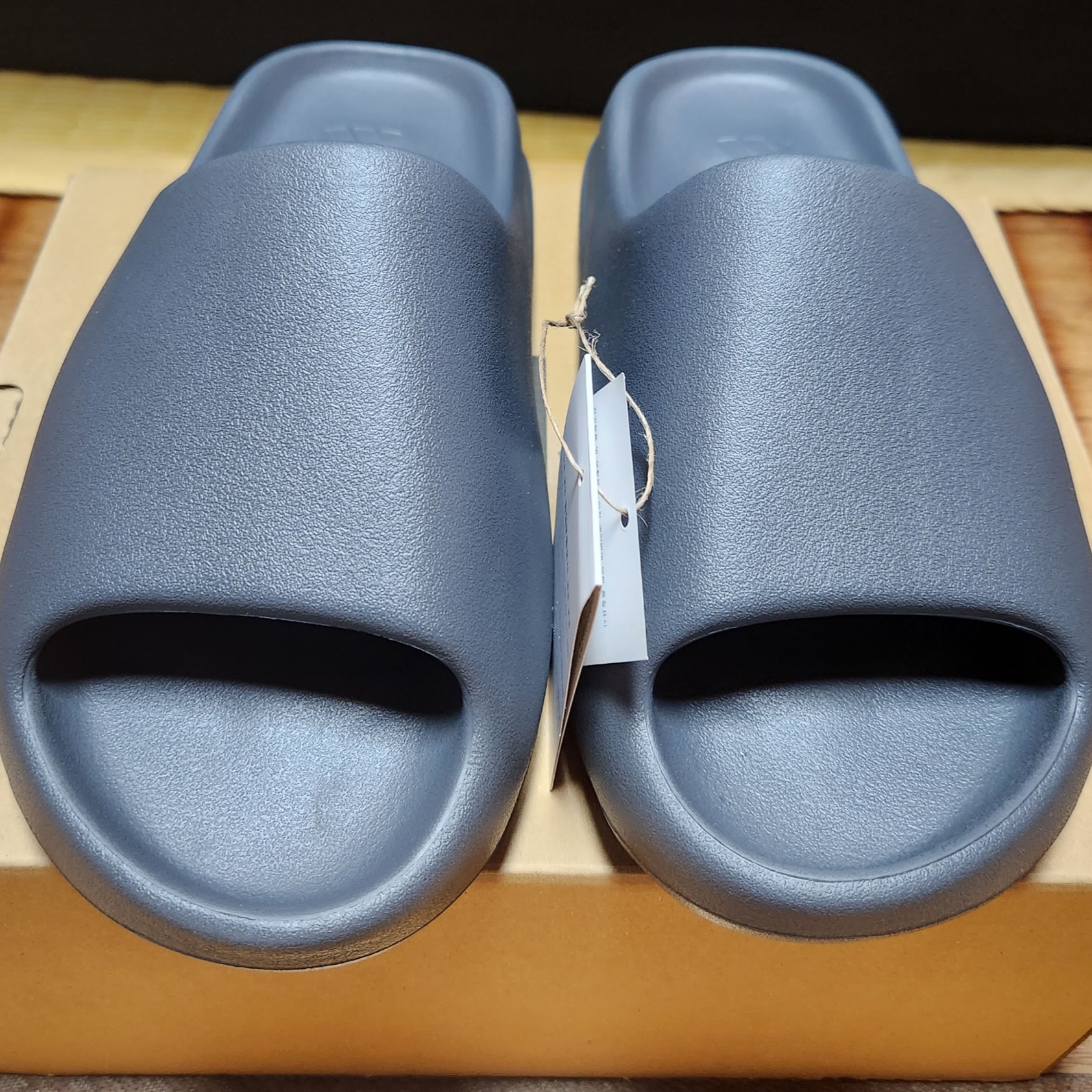 Adidas Yeezy Slide Slate Grey 착용 스타일 - 1
