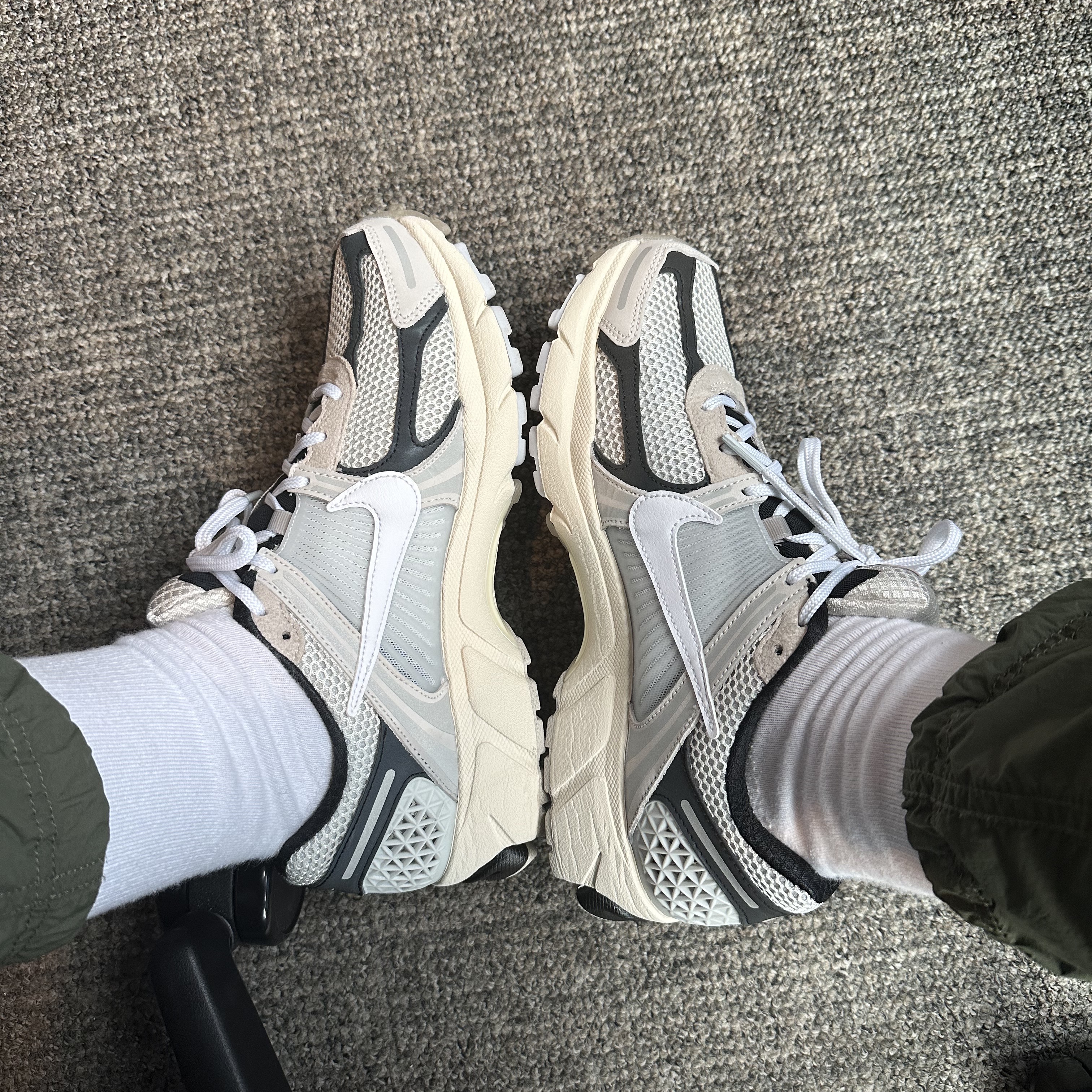 Nike Zoom Vomero 5 Light Bone and Black 착용 스타일 - 2
