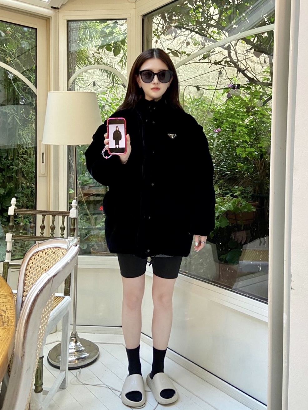 (W) Prada Convertible Velvet Down Jacket Black, (W) Balenciaga Dynasty Round Sunglasses Black 착용 스타일 - 1