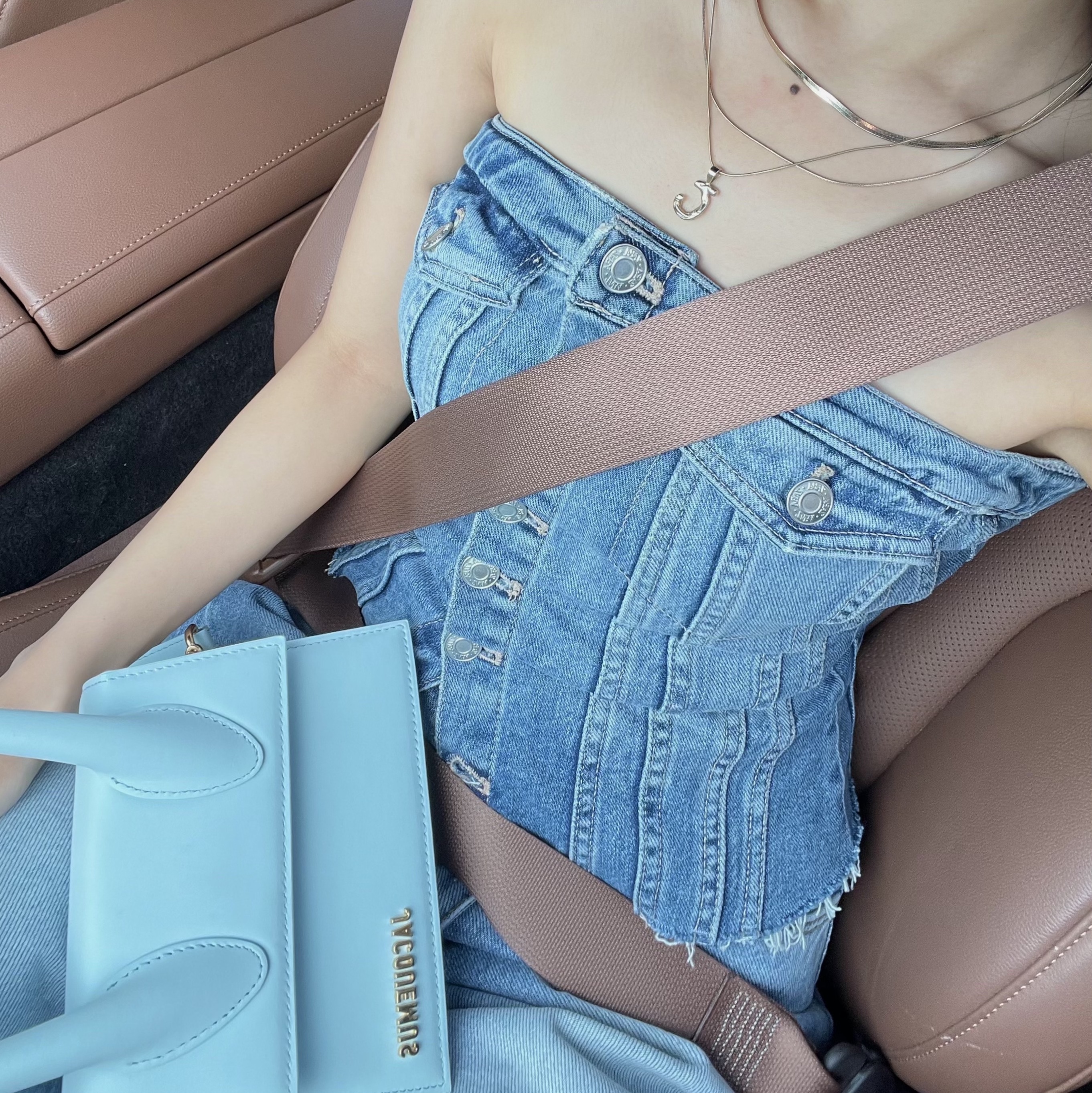 Jacquemus Le Chiquito Moyen Signature Handbag Pale Blue 착용 스타일 - 2