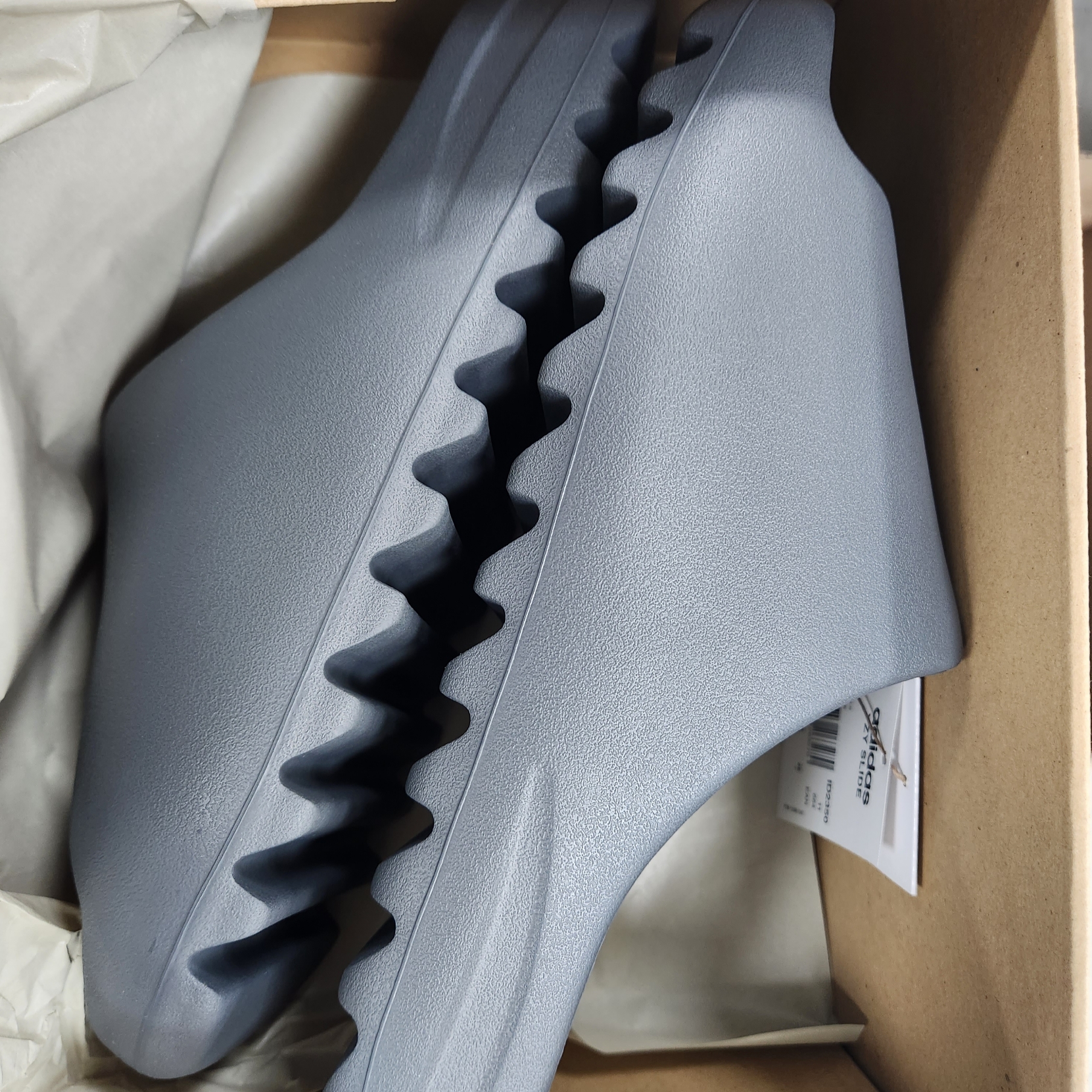 Adidas Yeezy Slide Slate Grey 착용 스타일