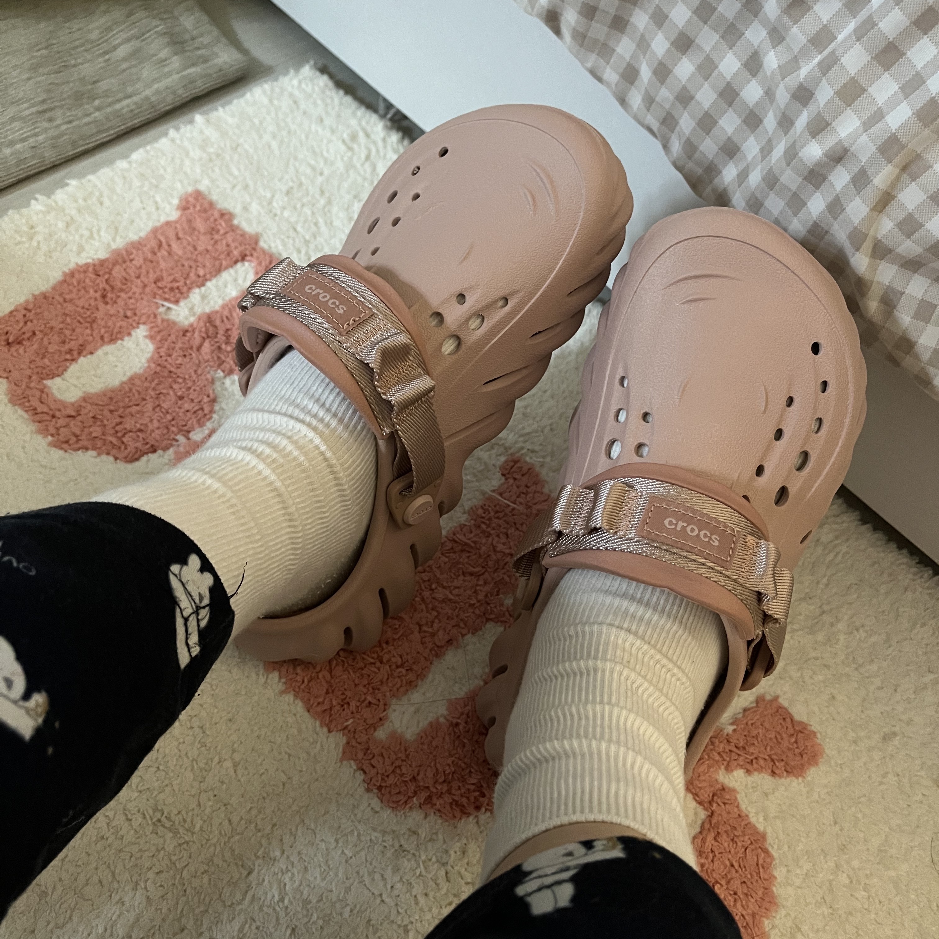 Crocs Echo Clog Pink Clay 착용 스타일 - 2