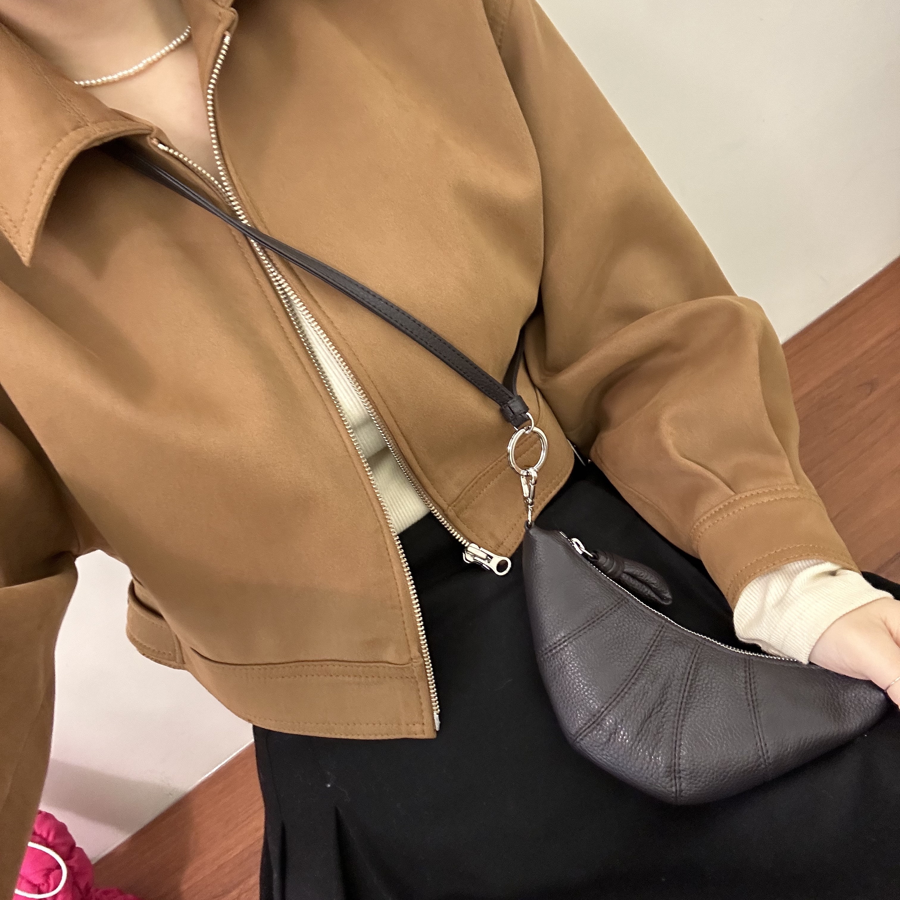 Lemaire Croissant Coin Purse Necklace Dark Chocolate 착용 스타일