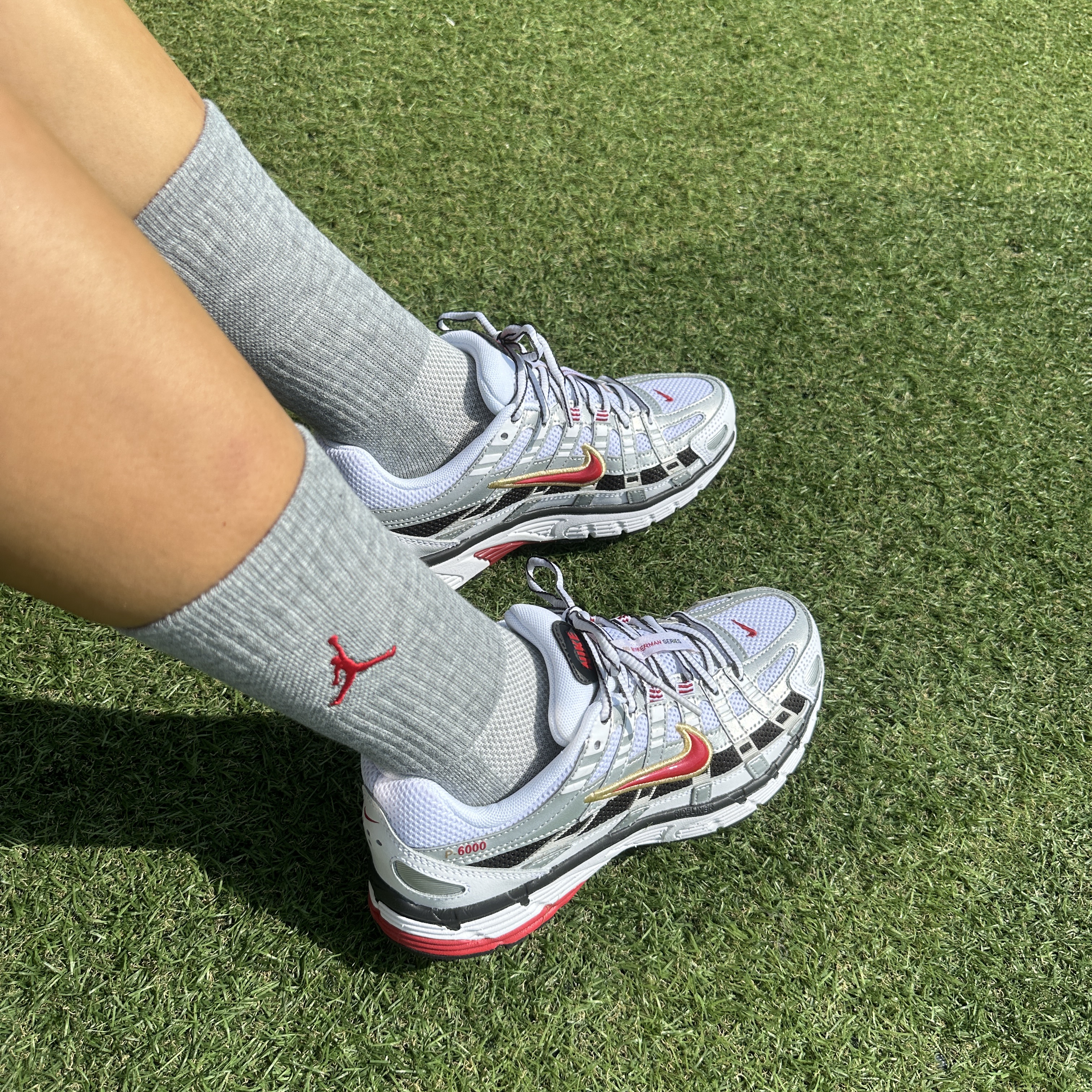 (W) Nike P-6000 Metallic Silver Red 착용 스타일 - 2