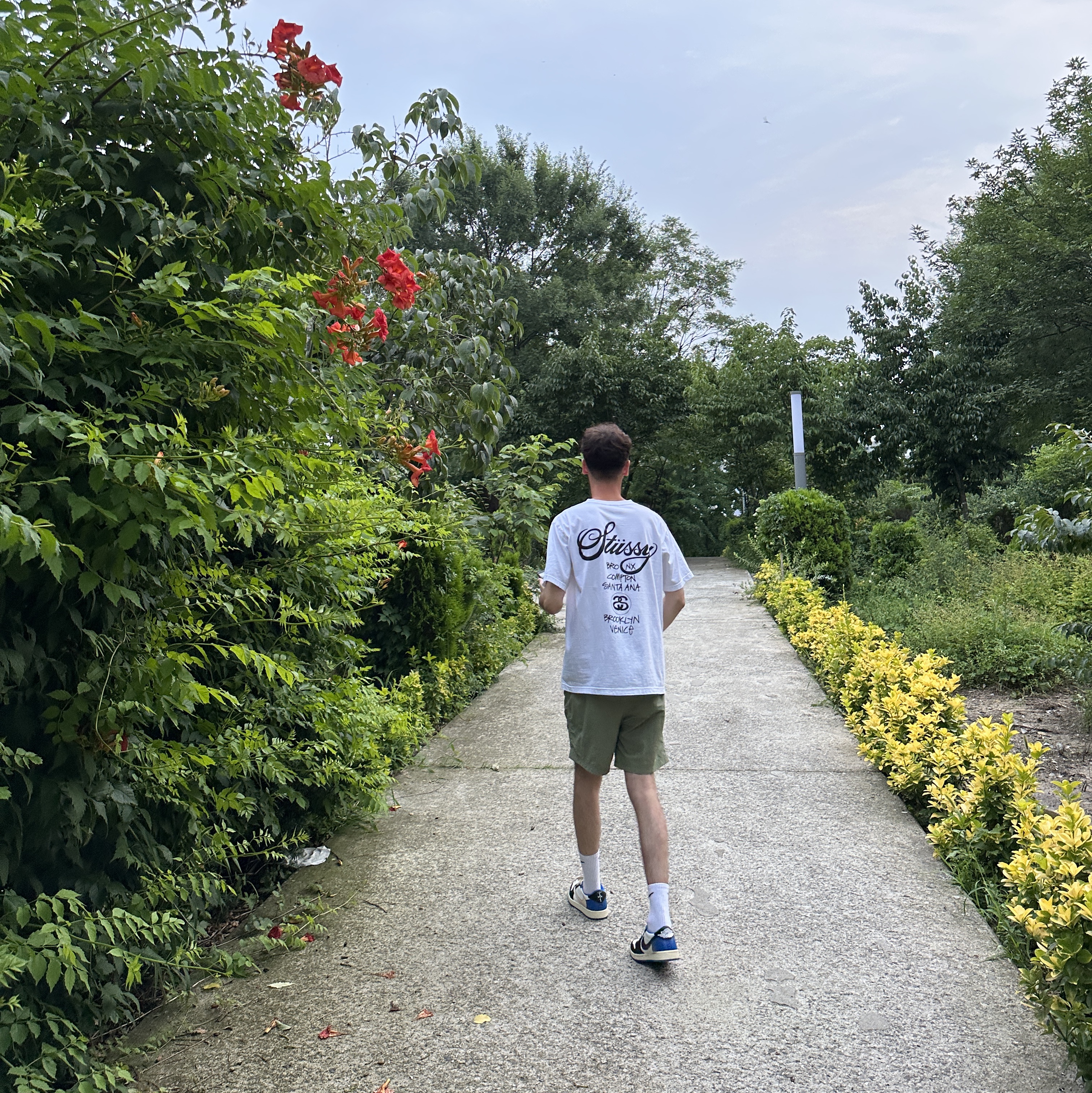 Jordan 1 x Travis Scott x Fragment Retro Low OG SP Military Blue, Stussy World Tour T-Shirt White 2023 착용 스타일 - 2
