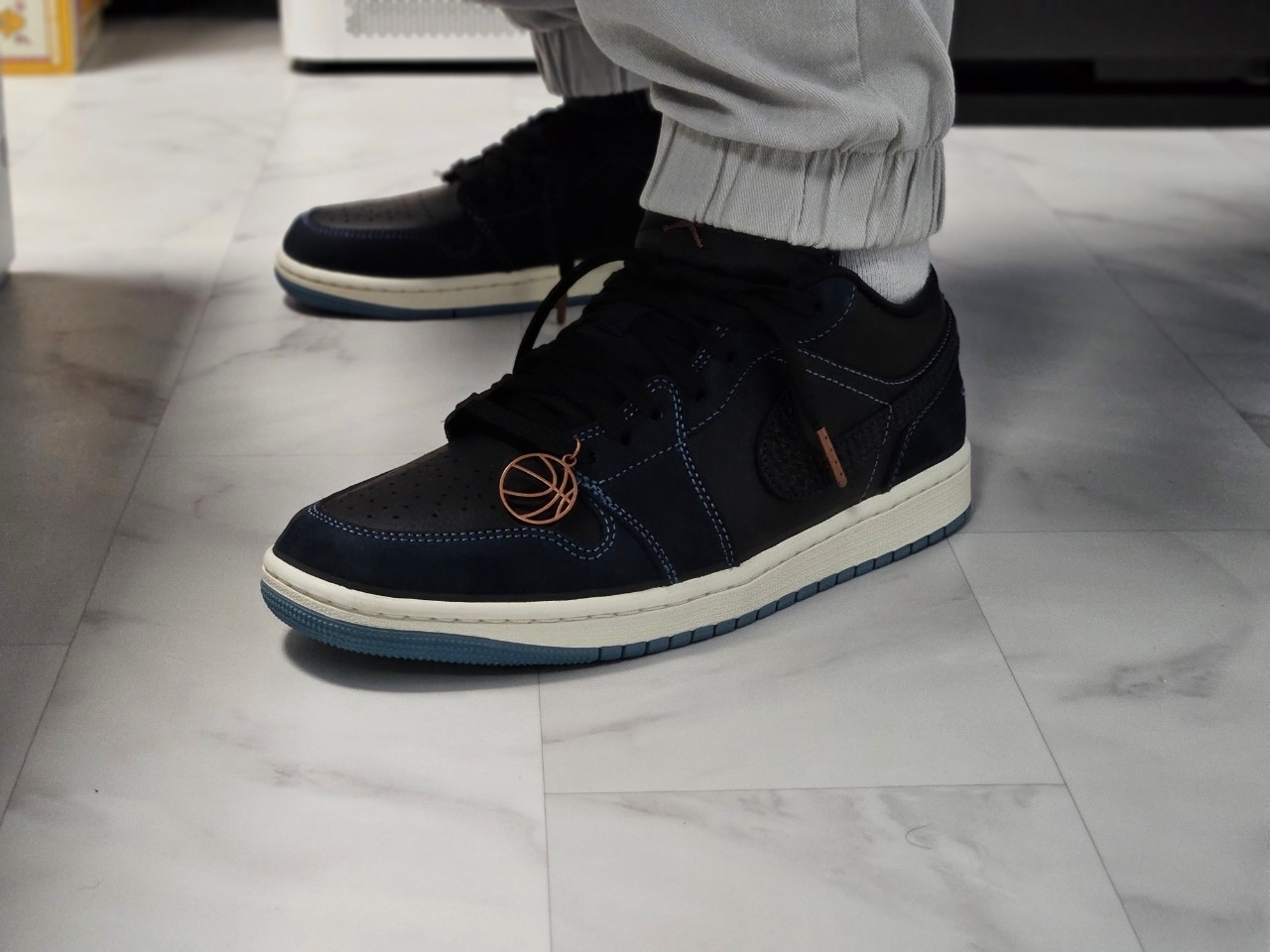 (W) Jordan 1 Low SE Black Dark Obsidian 착용 스타일 - 1