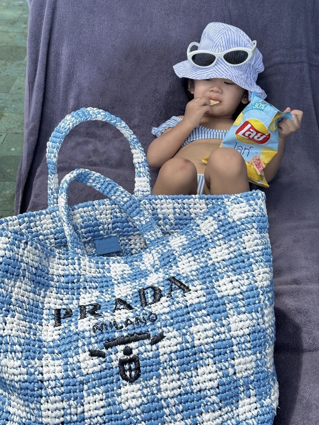 Prada Large Crochet Tote Bag Light Blue 착용 스타일 - 2