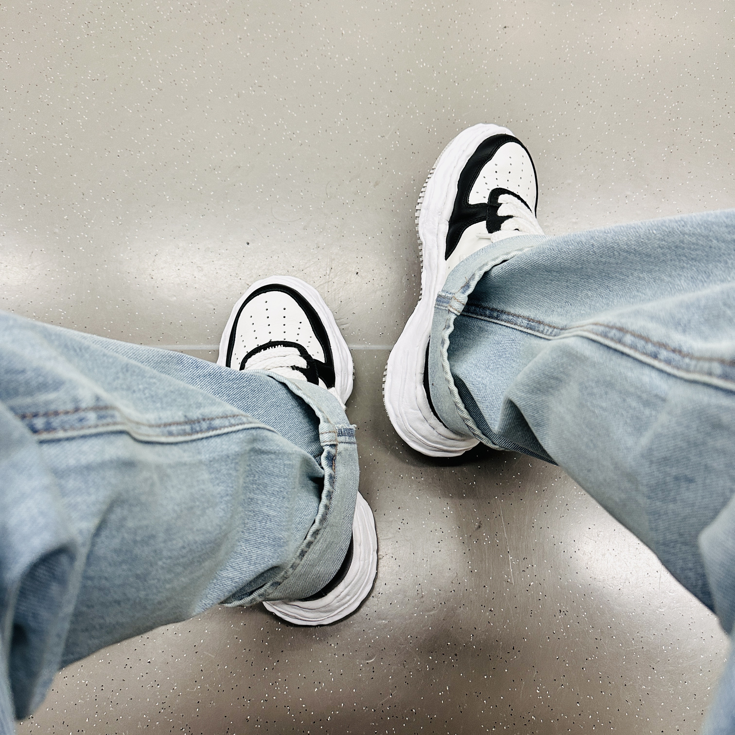 Maison Mihara Yasuhiro Wayne OG Sole Leather Low-top Sneakers Black White 착용 스타일 - 1