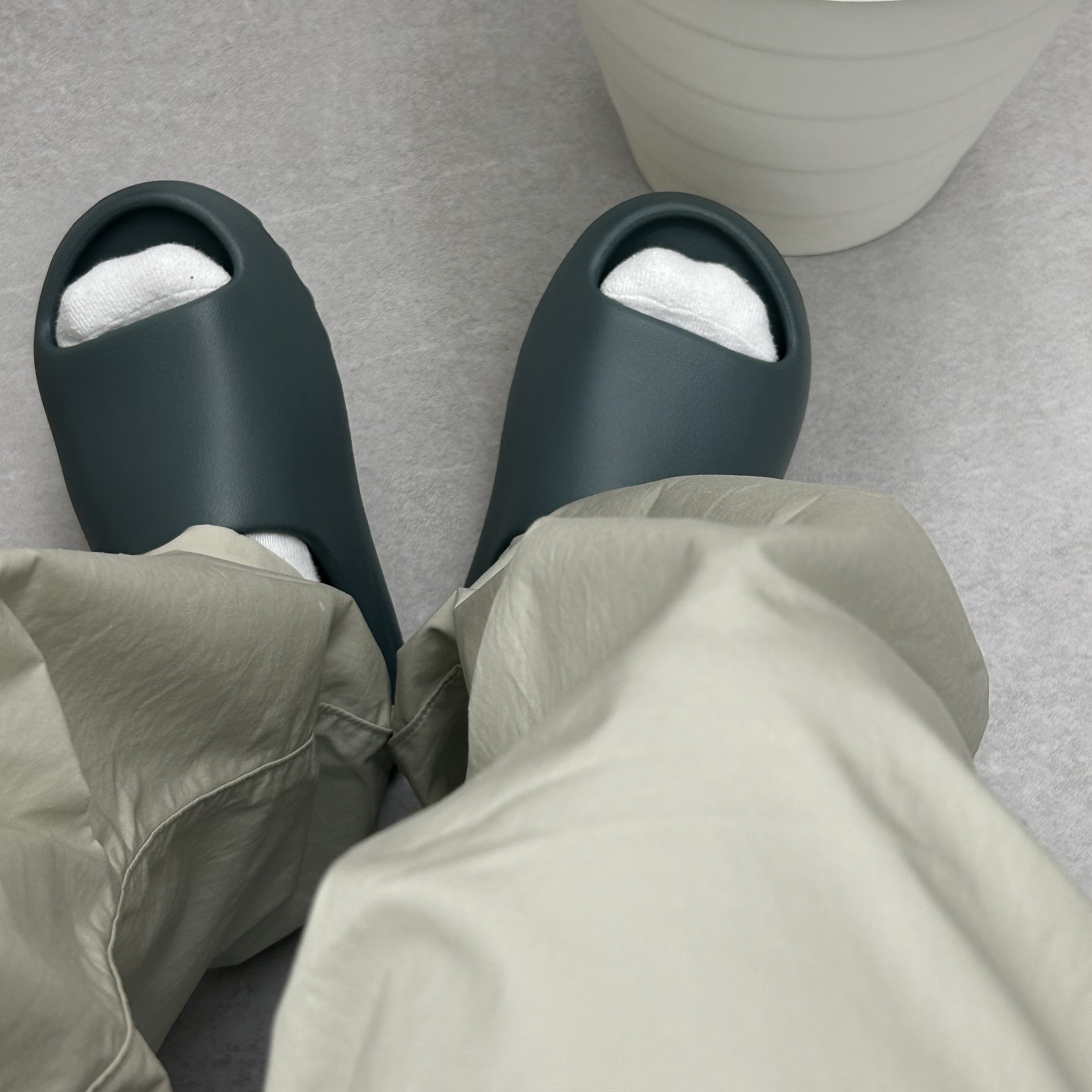 Adidas Yeezy Slide Slate Marine 착용 스타일