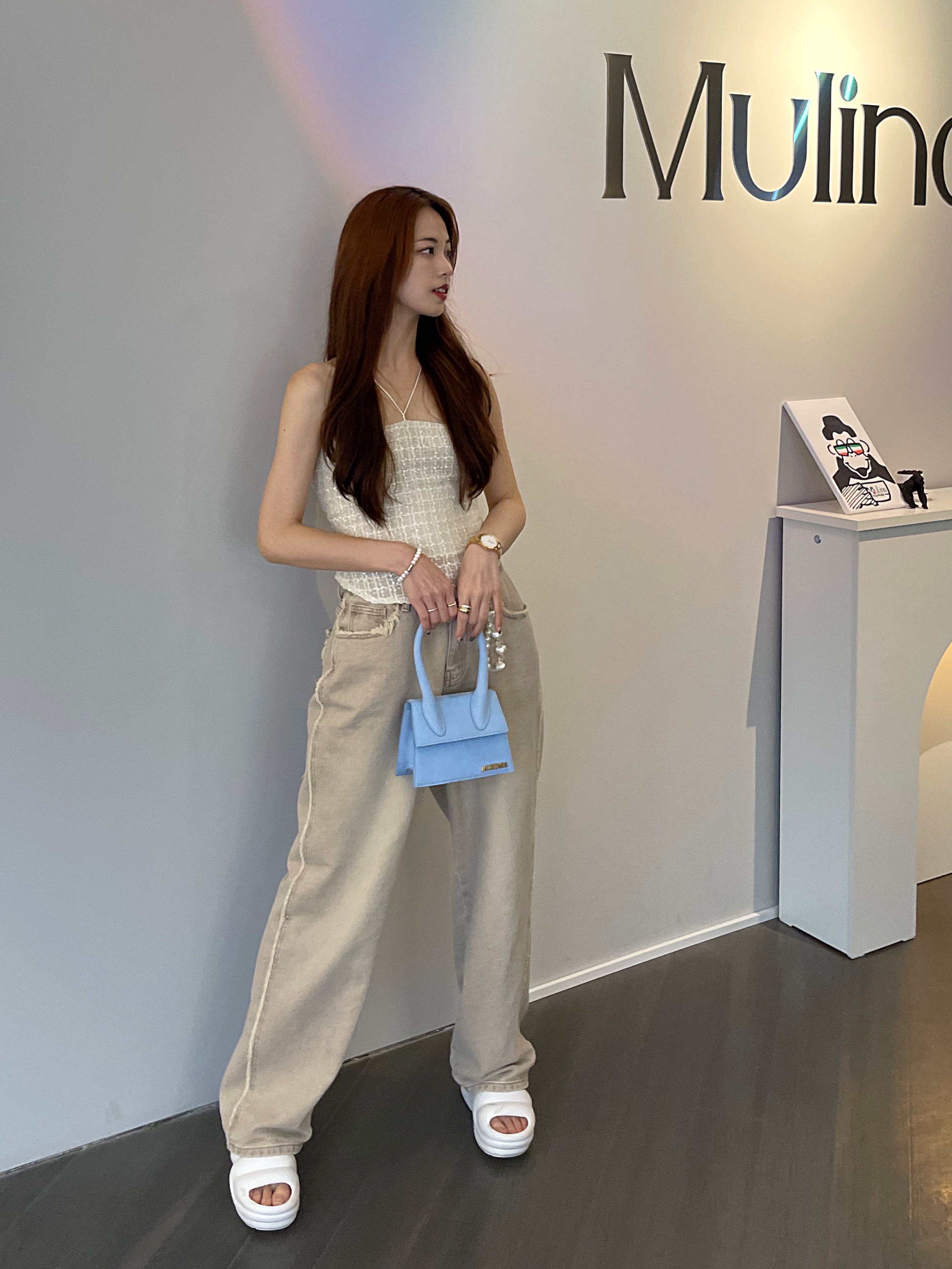 Jacquemus Le Chiquito Moyen Leather Handbag Croco Blue, Jacquemus Le Chiquito Moyen Signature Handbag Pale Blue 착용 스타일 - 4