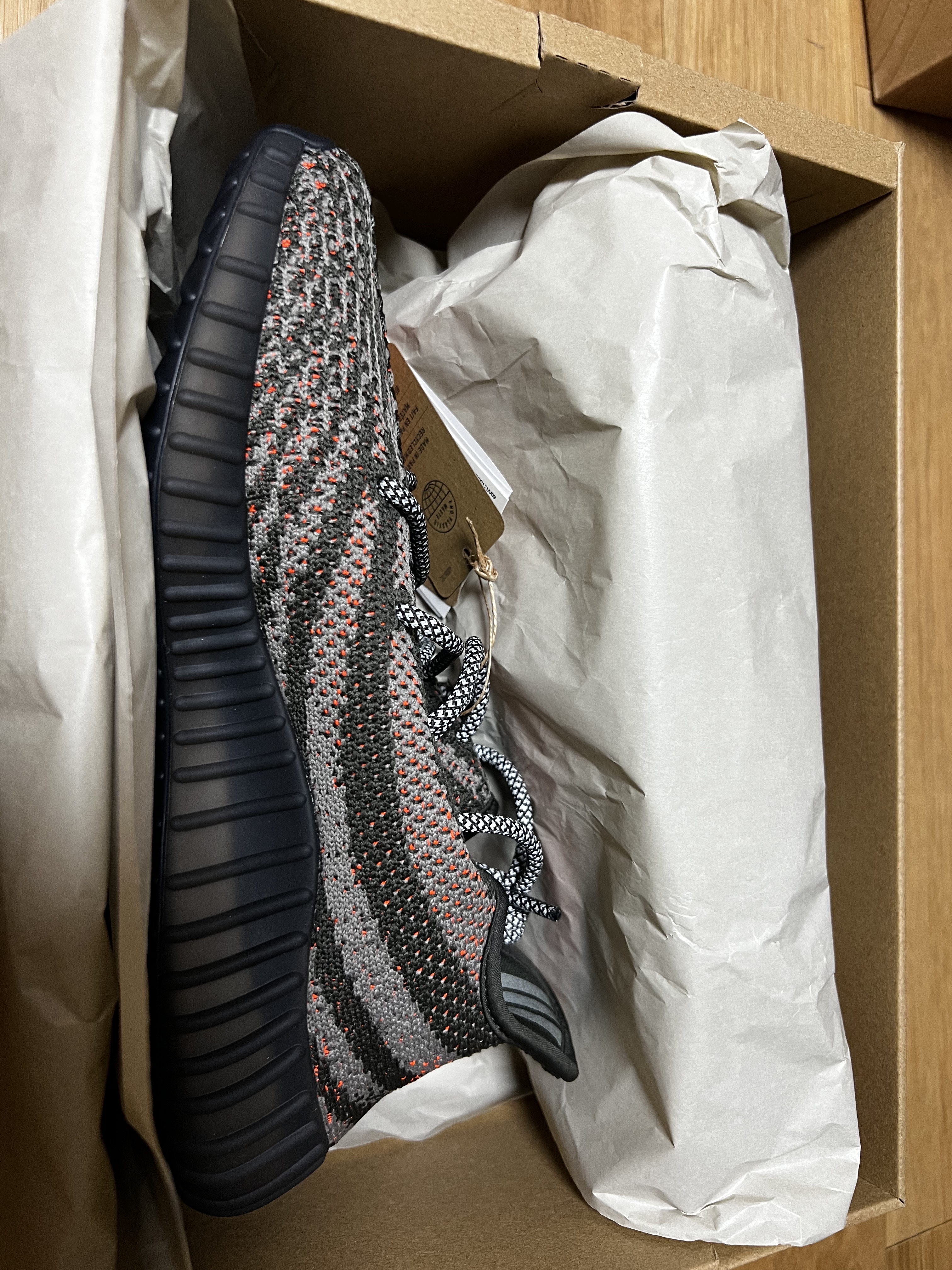Adidas Yeezy Boost 350 V2 Carbon Beluga 착용 스타일