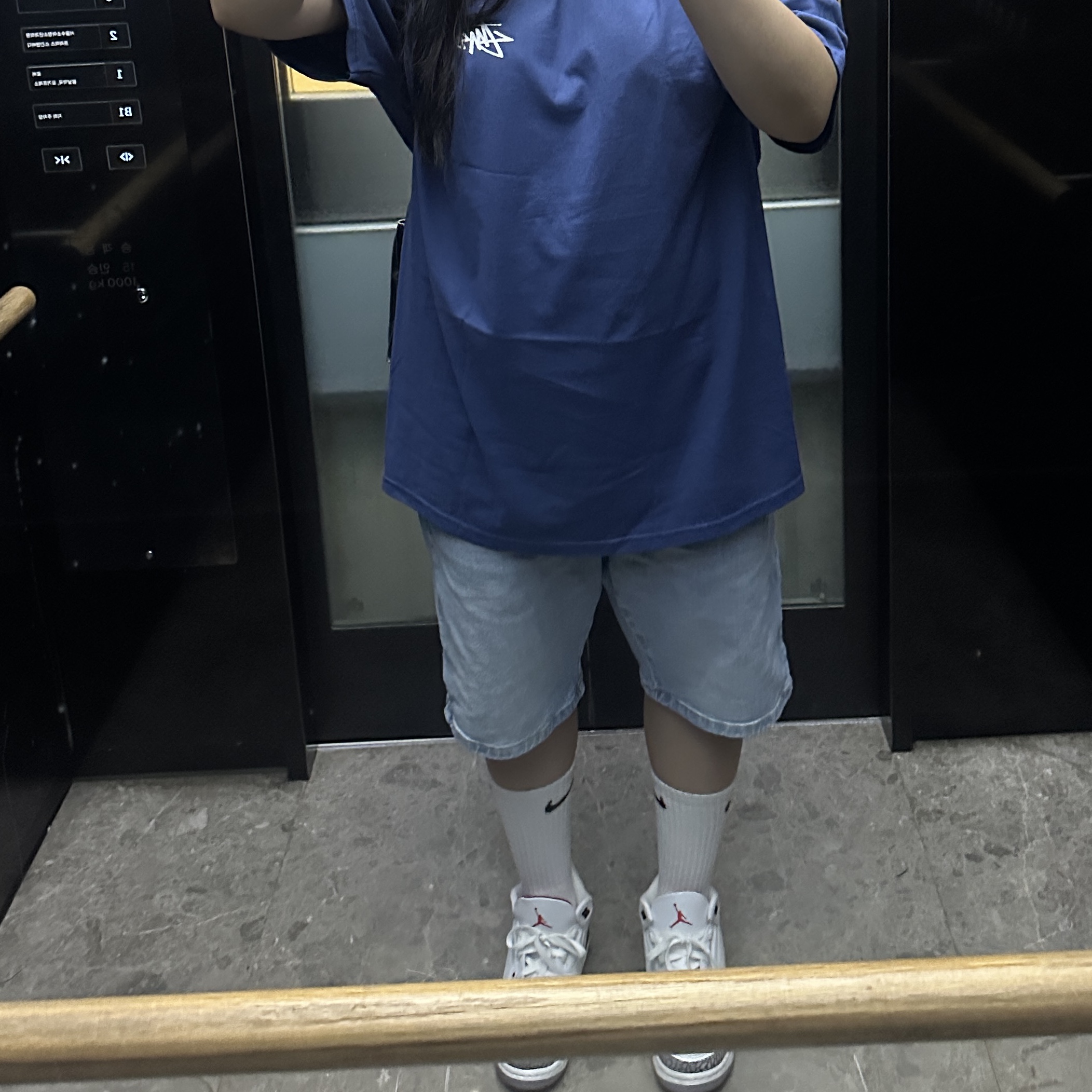 Stussy Kittens T-Shirt Midnight 착용 스타일 - 3