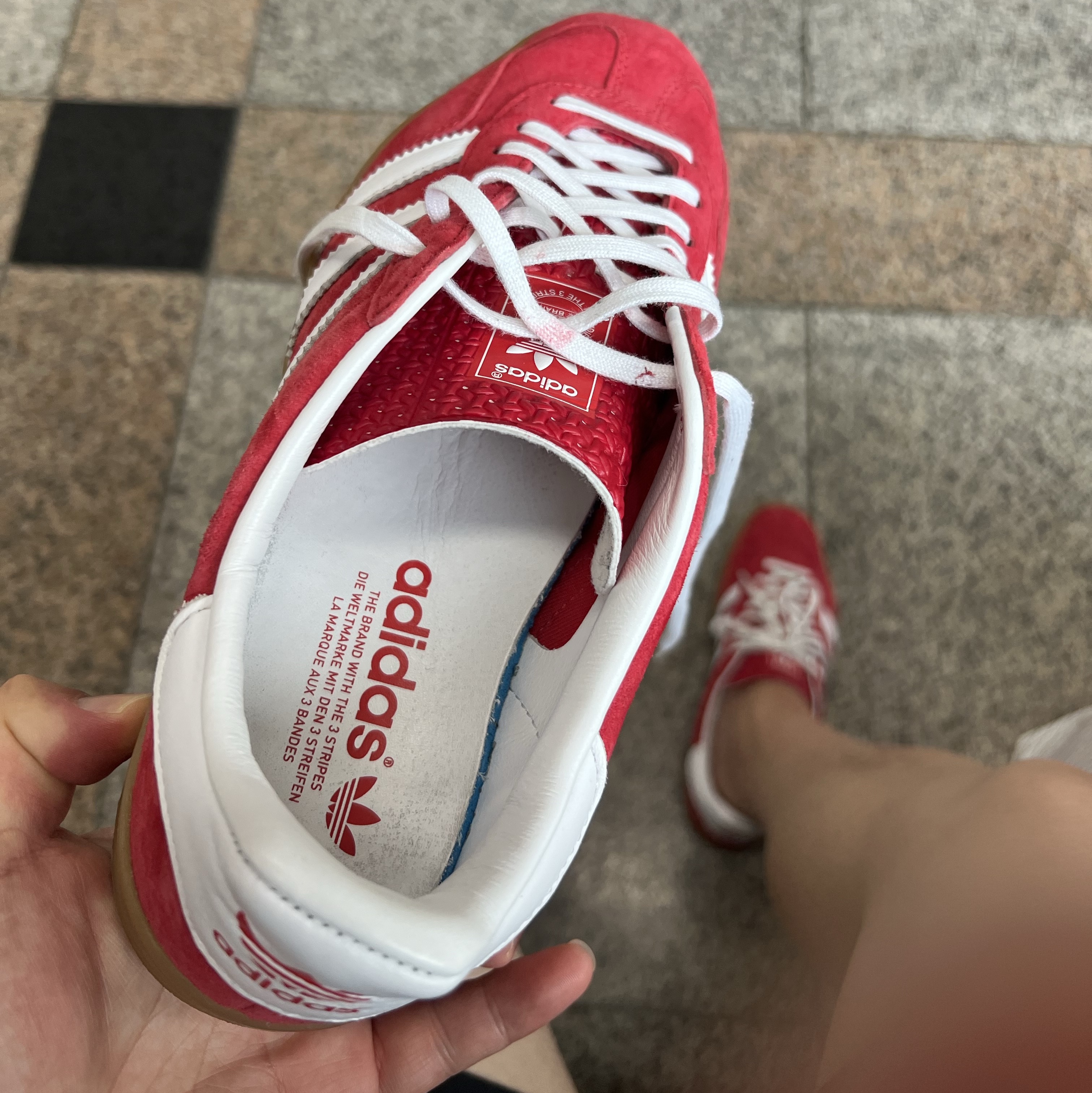 Adidas Gazelle Indoor Scarlet 착용 스타일