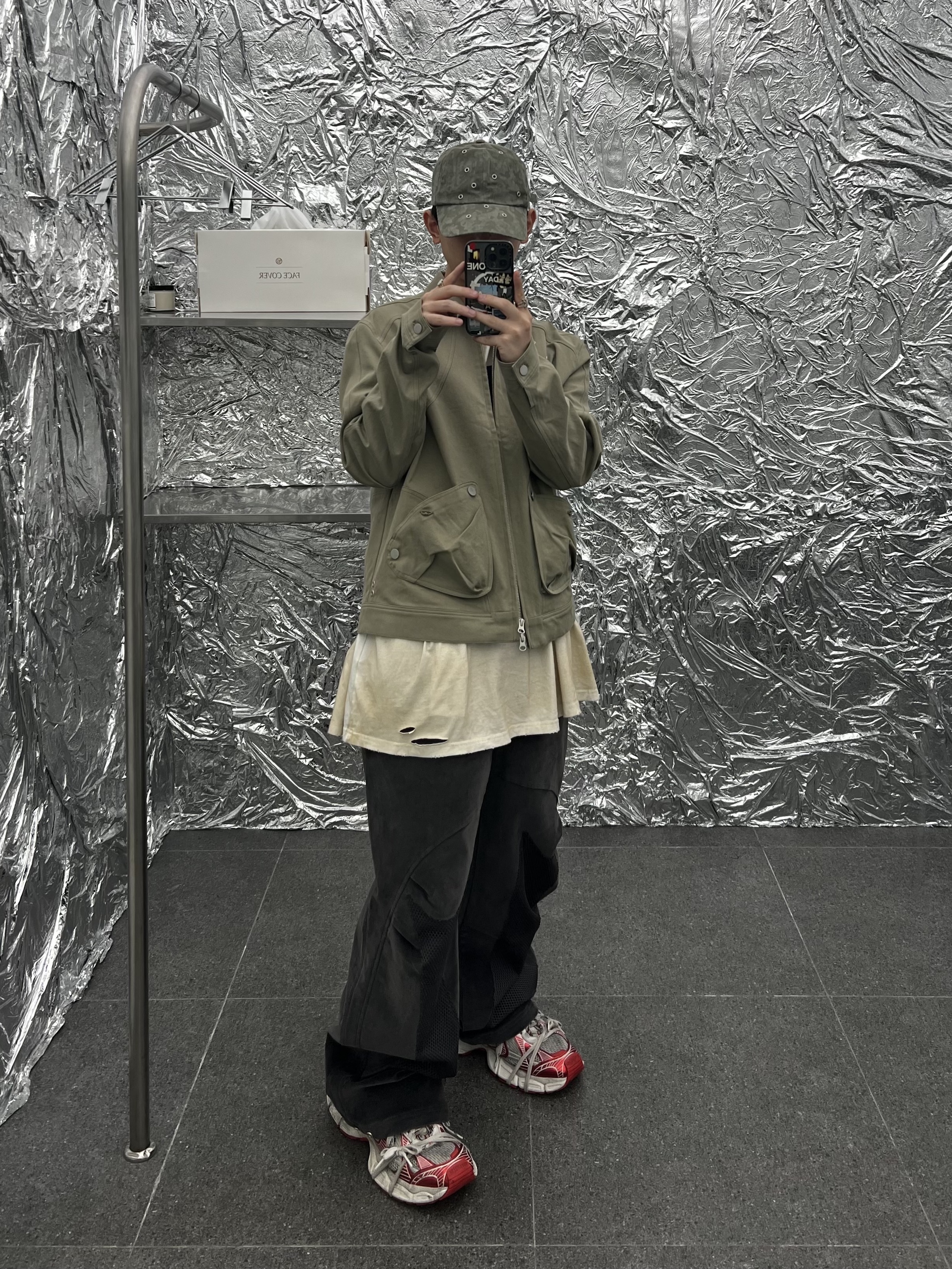 Balenciaga 3XL Sneakers White Red 착용 스타일 - 1