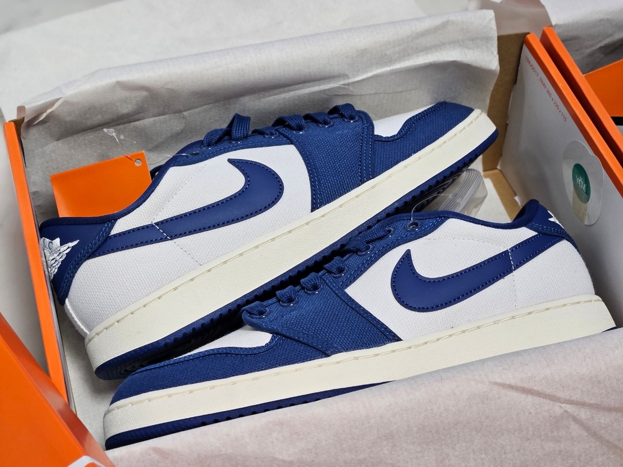 Jordan 1 KO Low White Dark Royal Blue 착용 스타일 - 5