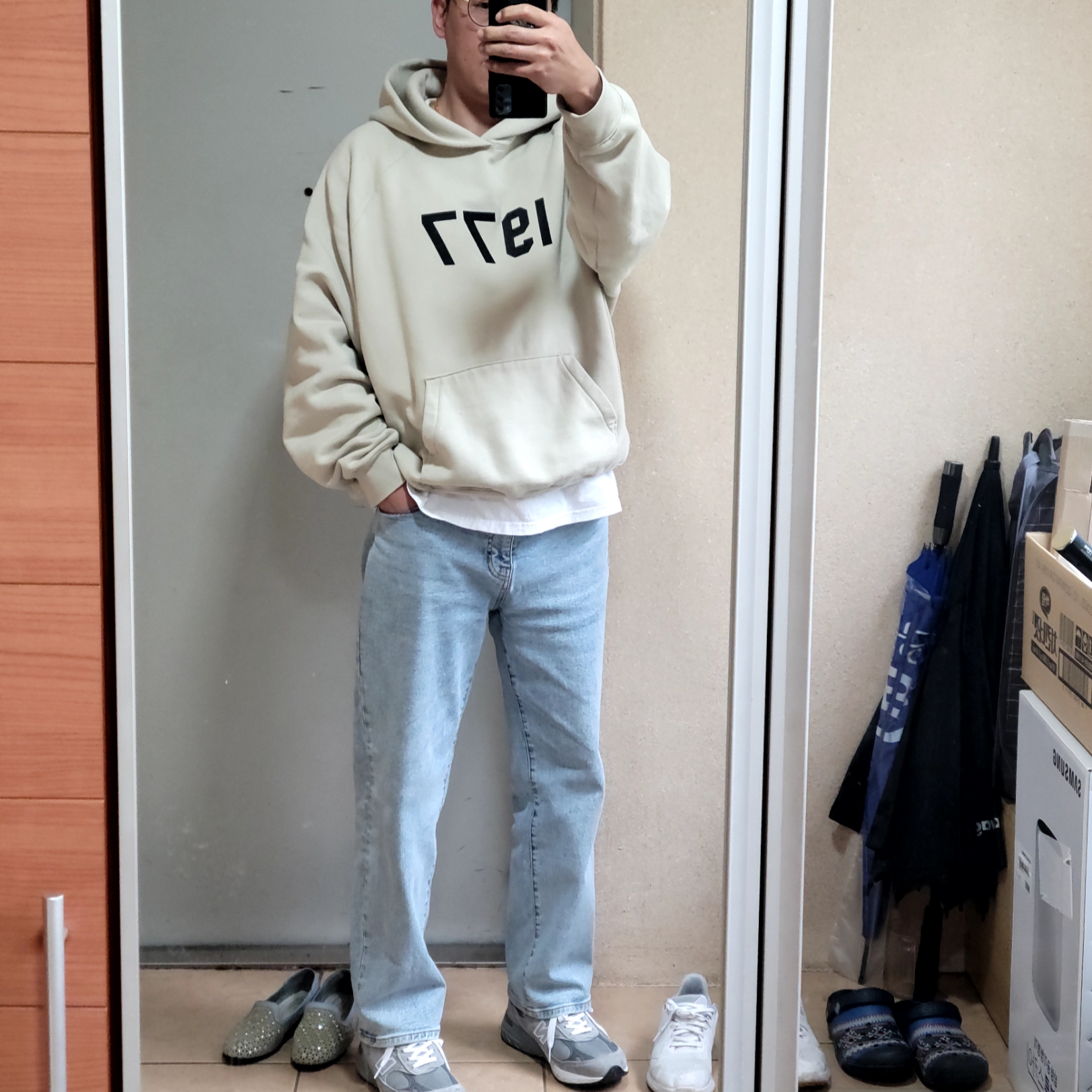 Essentials 1977 Hoodie Wheat - 22SS 착용 스타일 - 2