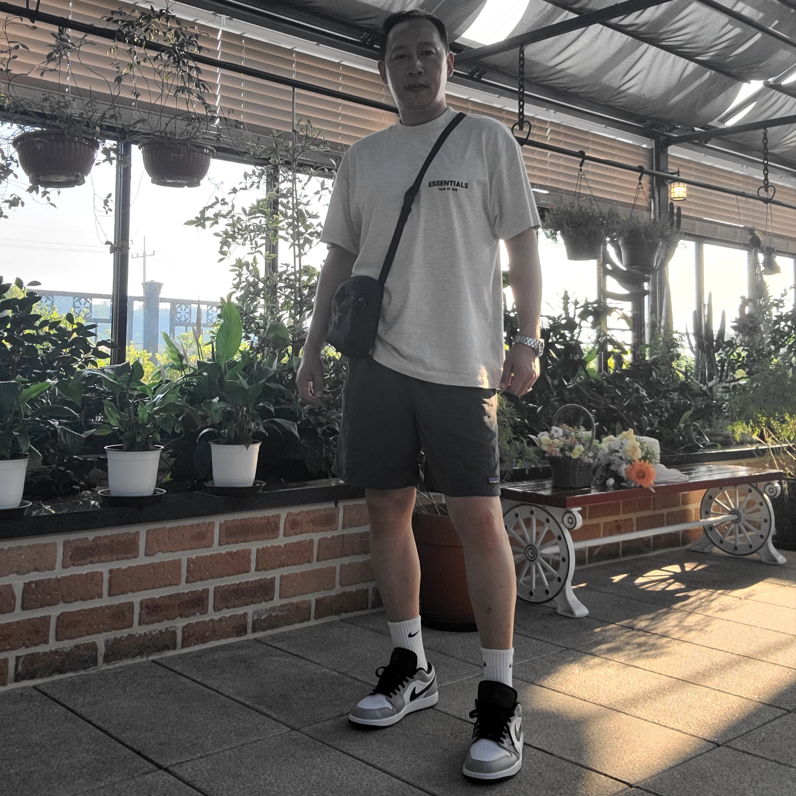 Essentials The Core Collection T-Shirt Light Oatmeal, Jordan 1 Low Light Smoke Grey 착용 스타일