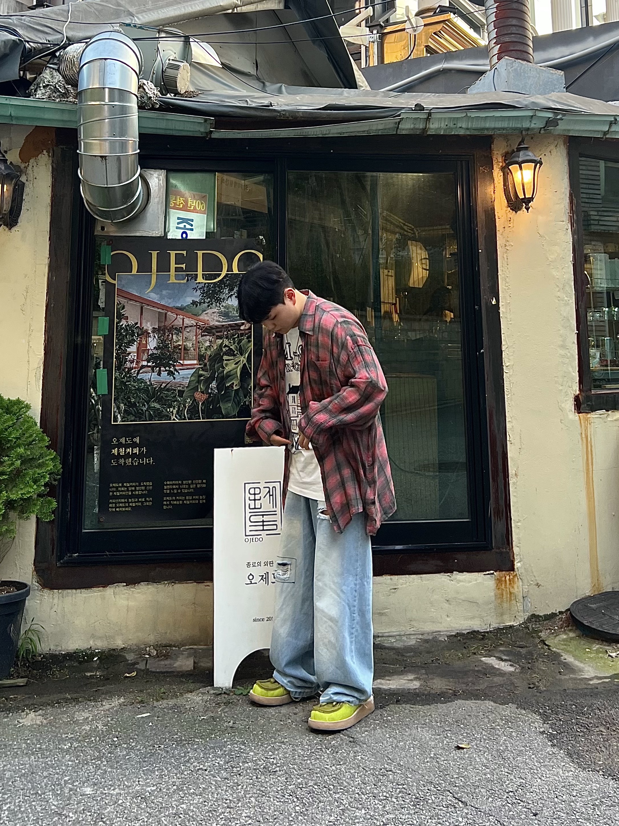 Our Legacy Borrowed Shirt Big Lumbercheck Print 착용 스타일 - 1