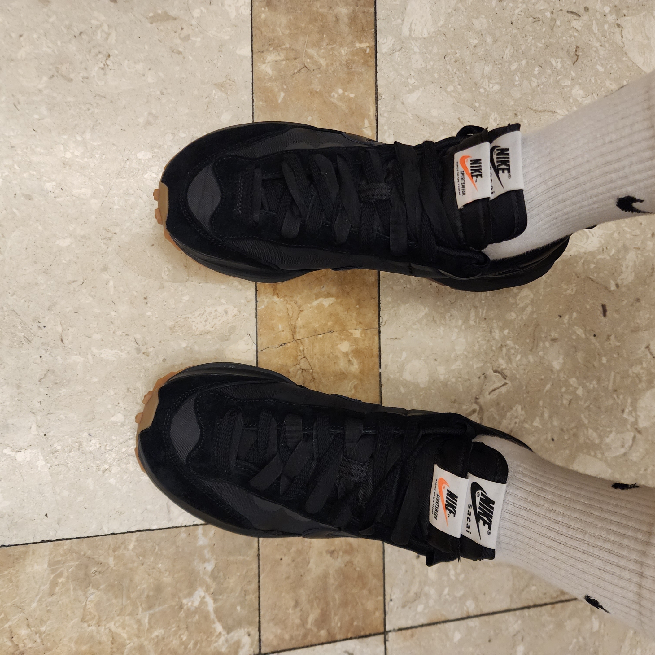 Nike x Sacai VaporWaffle Black and Gum 착용 스타일 - 3