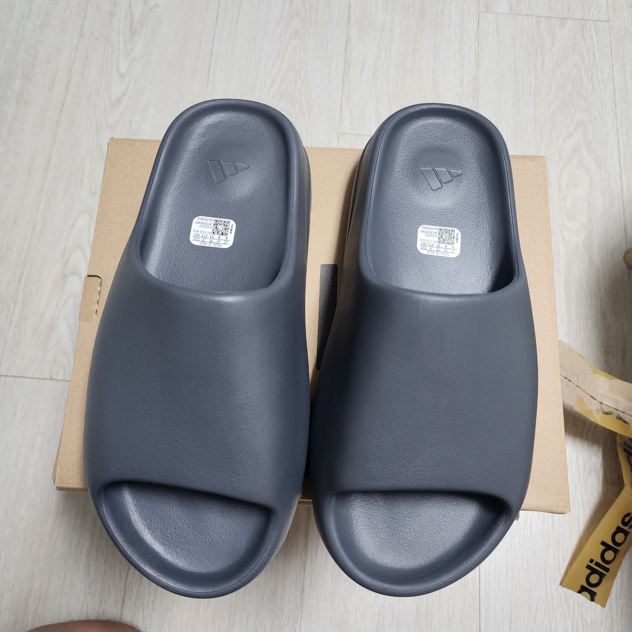 Adidas Yeezy Slide Slate Grey 착용 스타일 - 2