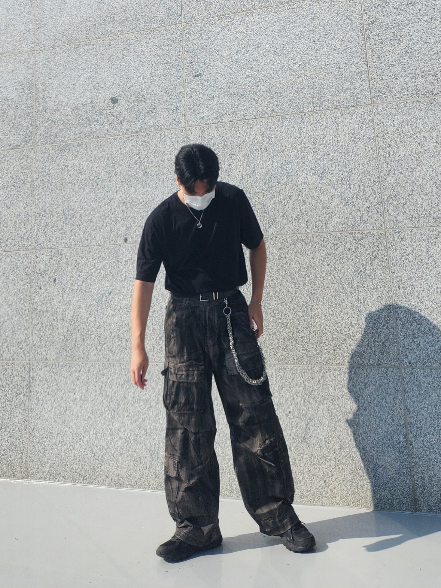 Undermycar Puke Rough Oil Coating Wide Cargo Pants Oil Black - 23SS 착용 스타일 - 3