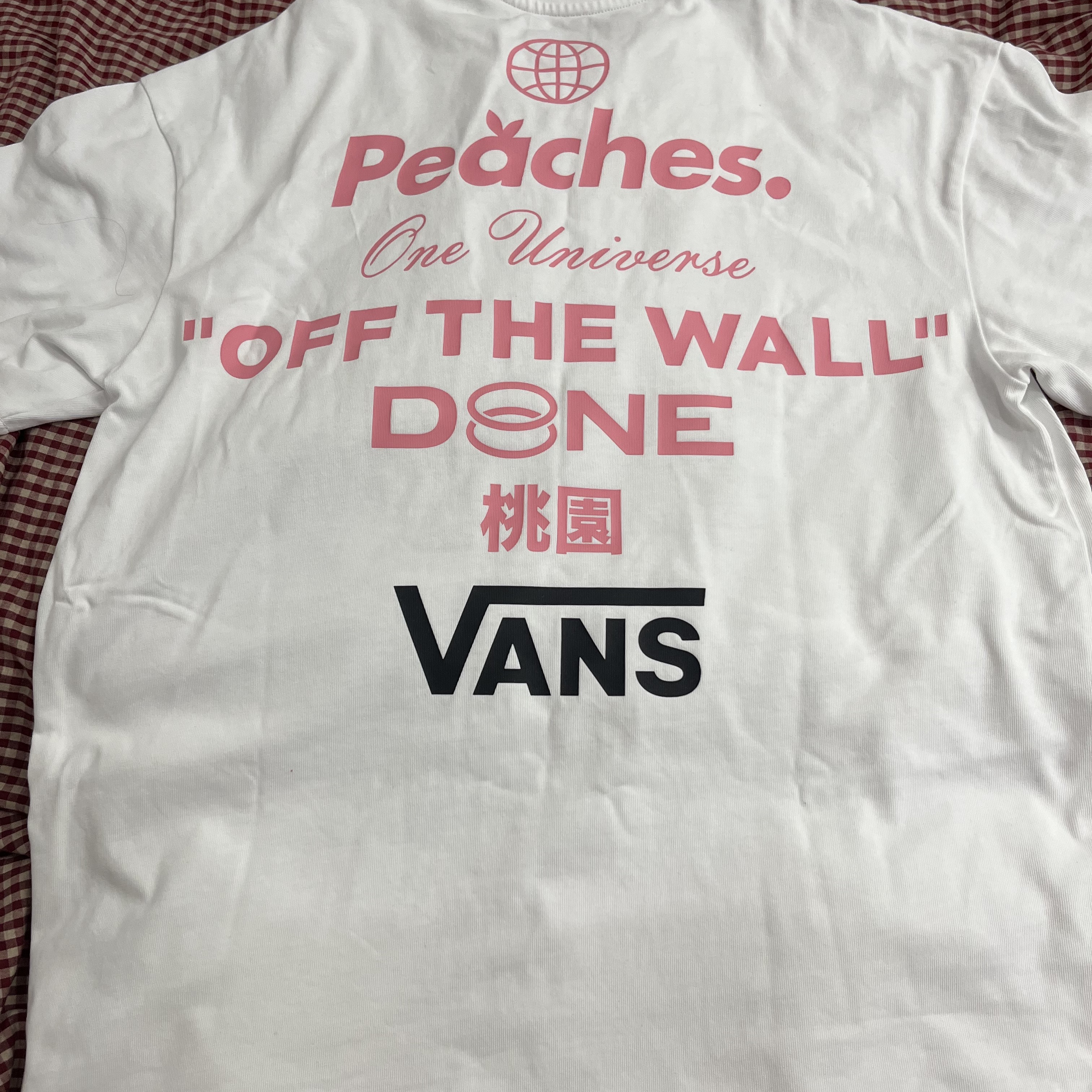 Vans x Peaches. Staple S/S T-Shirt White 착용 스타일
