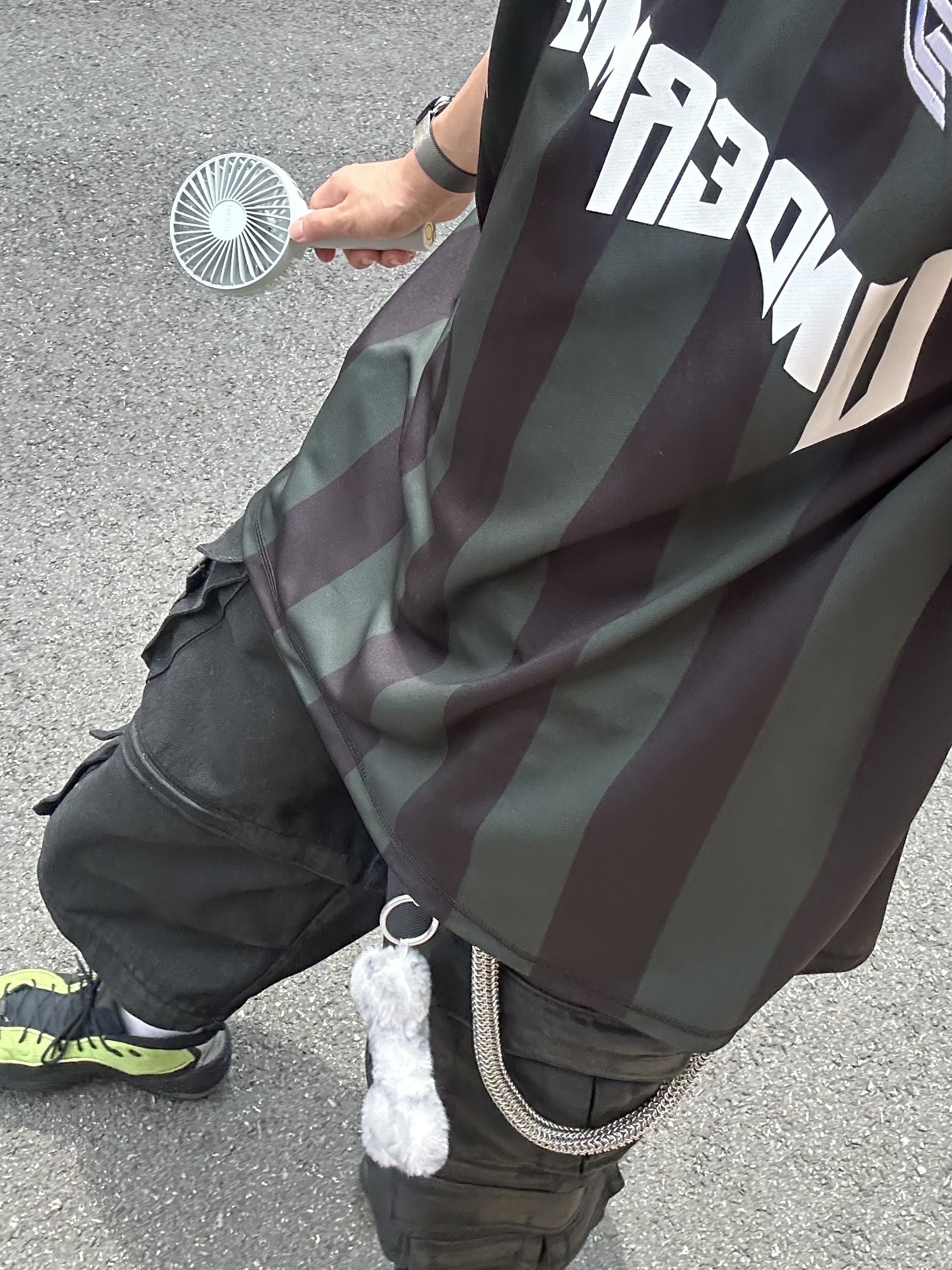 Undermycar Wolfen Bold Stripe Football Jersey Sycamore - 23FW (The Hyundai Seoul Exclusive), Project G/R Oversized Convertible Cargo Pants Coated Black 착용 스타일 - 1