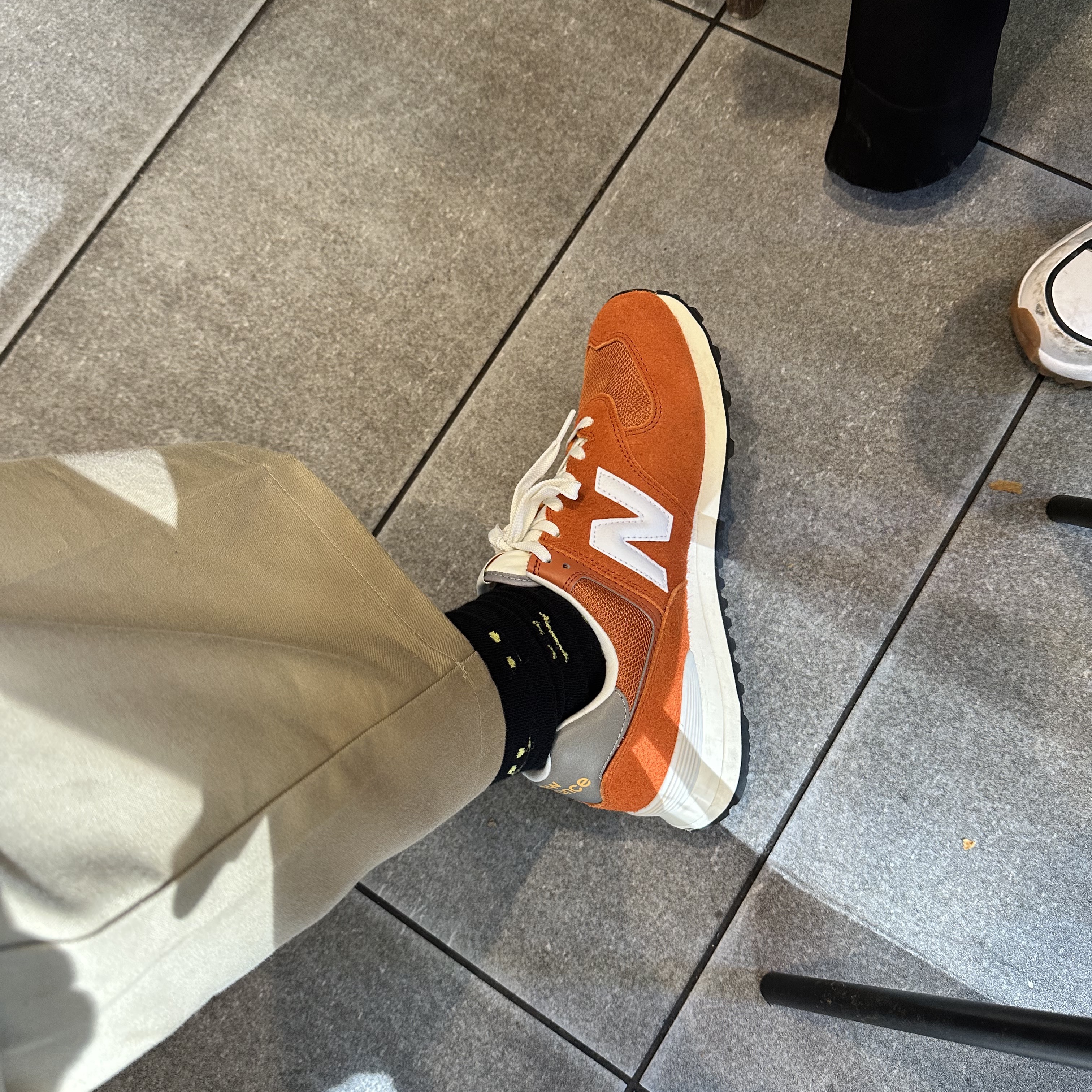 New Balance 574 Heritage Orange Burst White 착용 스타일