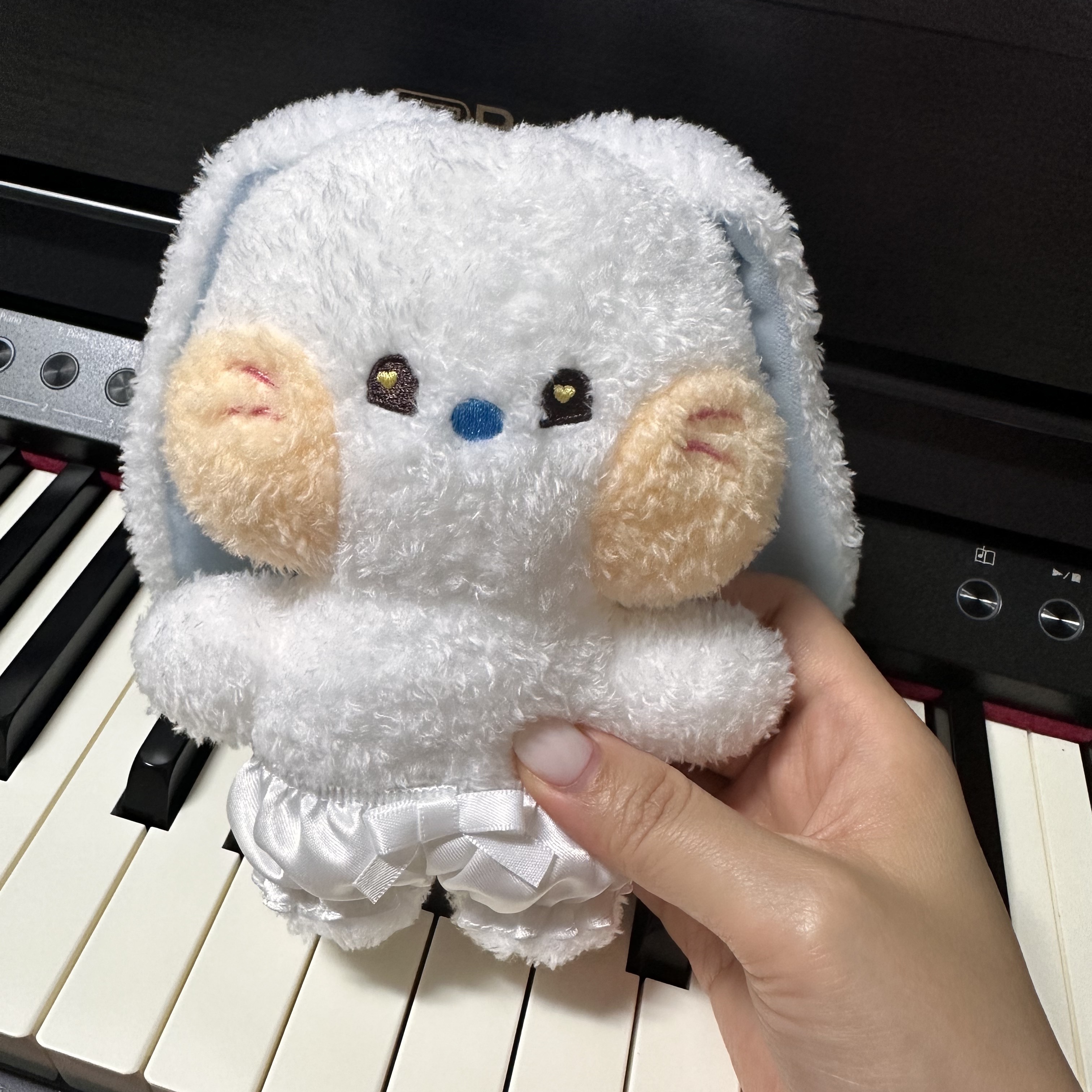 NewJeans Bunini Costume Plush White 착용 스타일