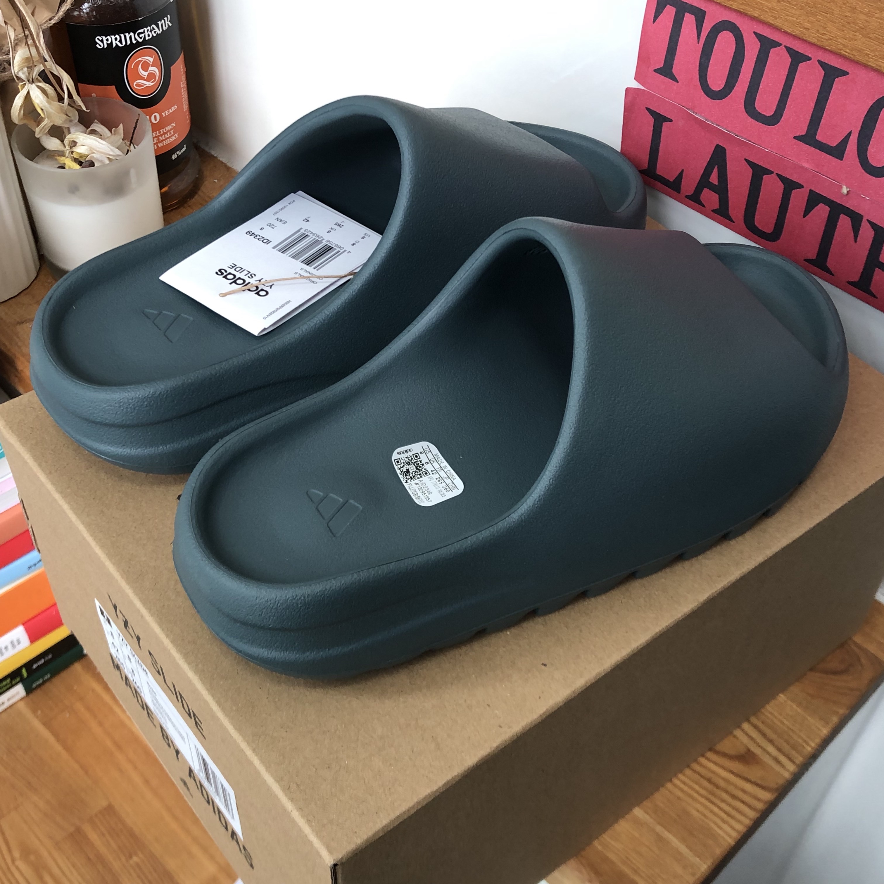 Adidas Yeezy Slide Slate Marine 착용 스타일