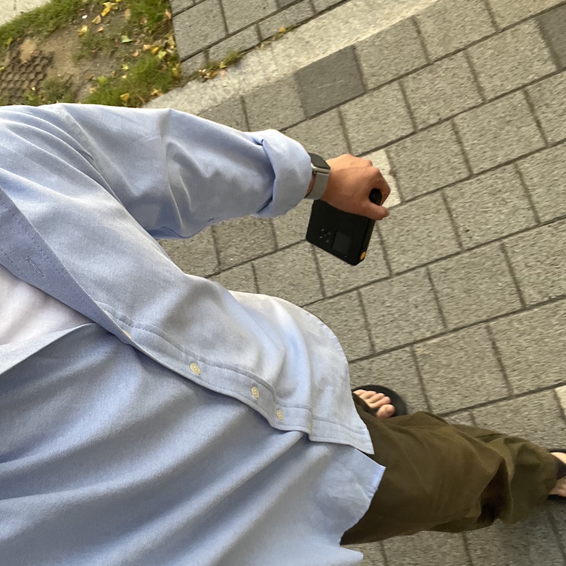 Oofos OOriginal Black, Apple Watch SE 44mm GPS Silver Aluminum Case with Sport Band White (Korean Ver.) 착용 스타일