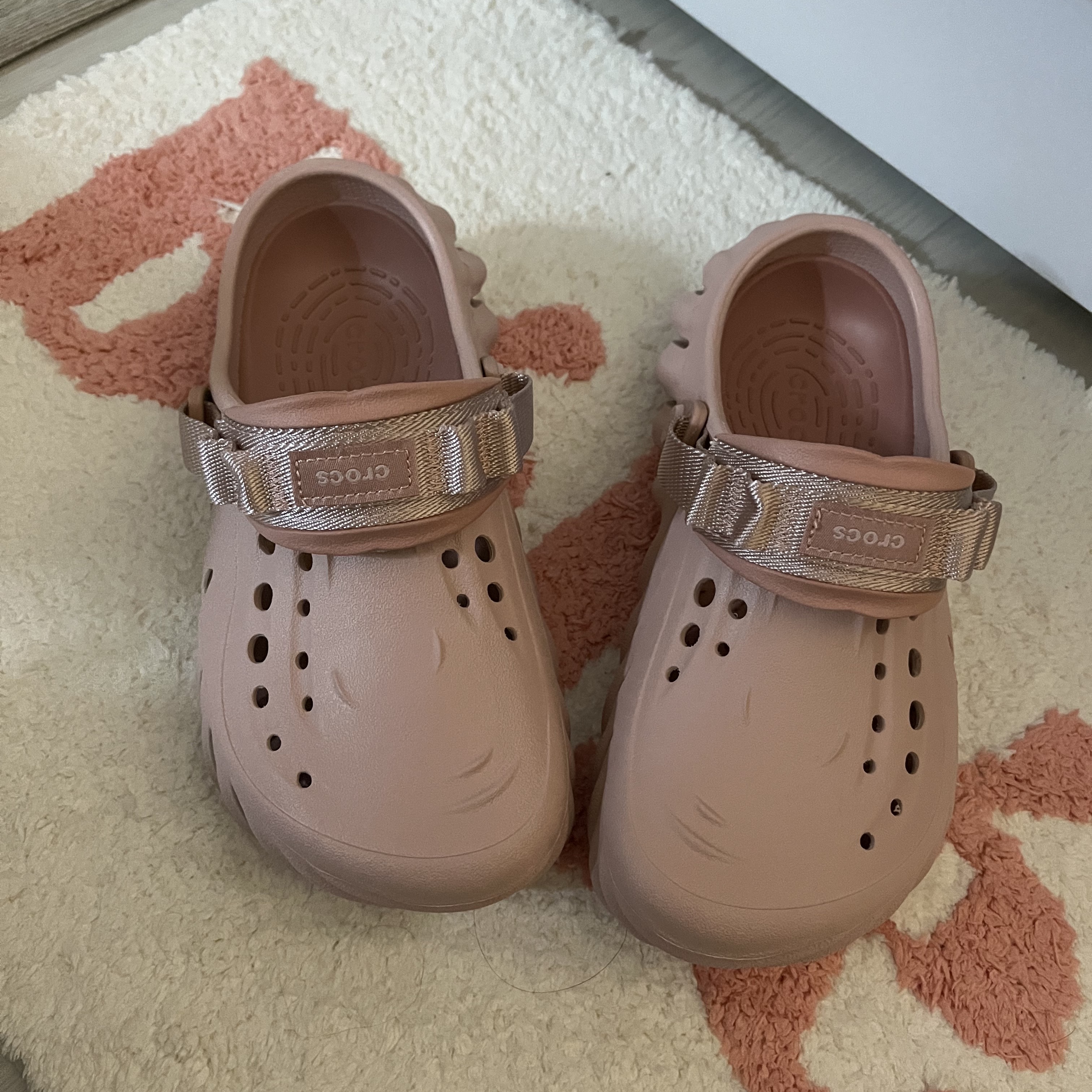 Crocs Echo Clog Pink Clay 착용 스타일 - 1