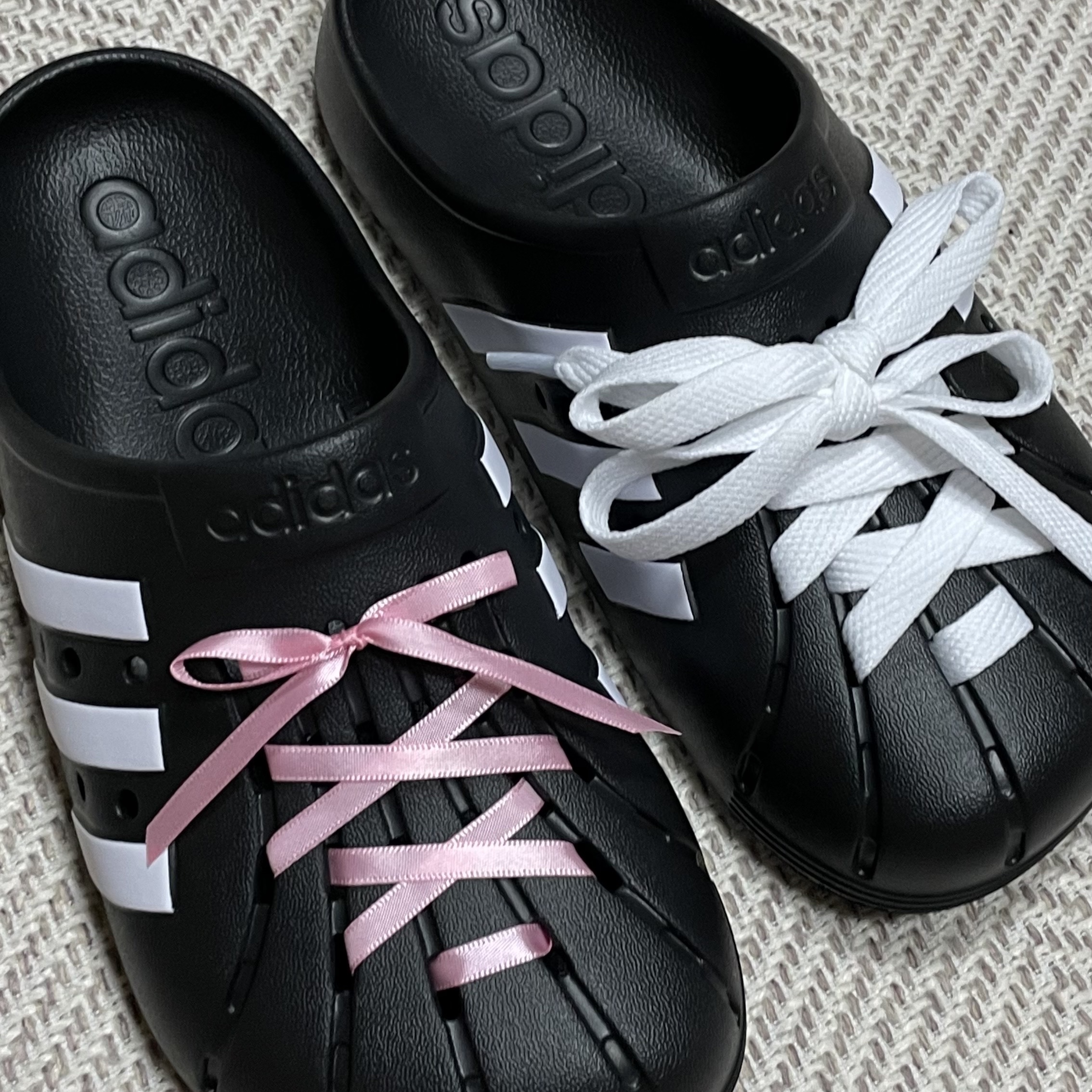 Adidas Adilette Clog Black White 착용 스타일