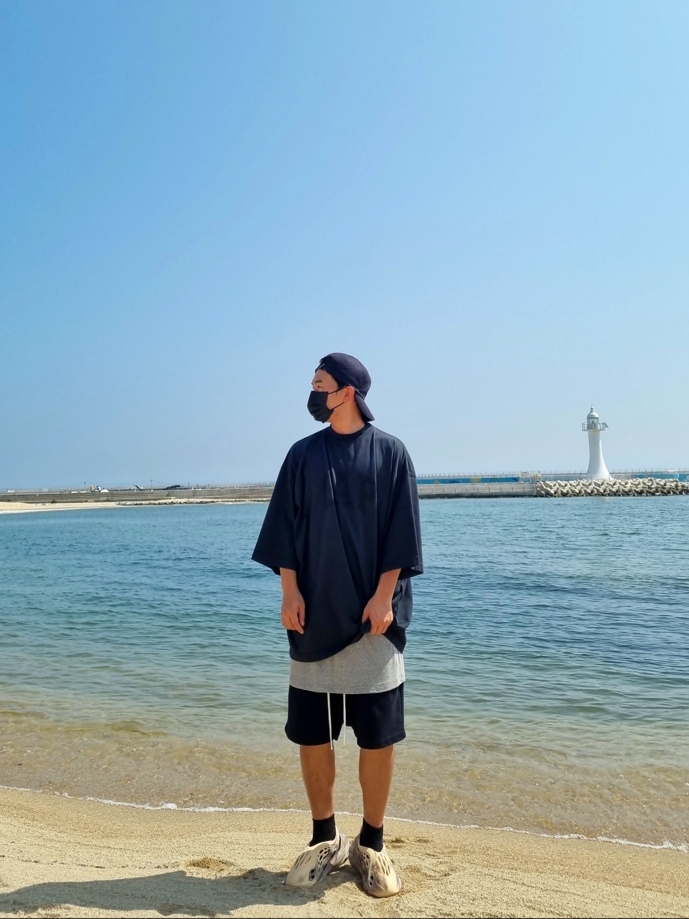 Yeezy Gap Engineered By Balenciaga Dove 3/4 Sleeve T-Shirt Black 착용 스타일