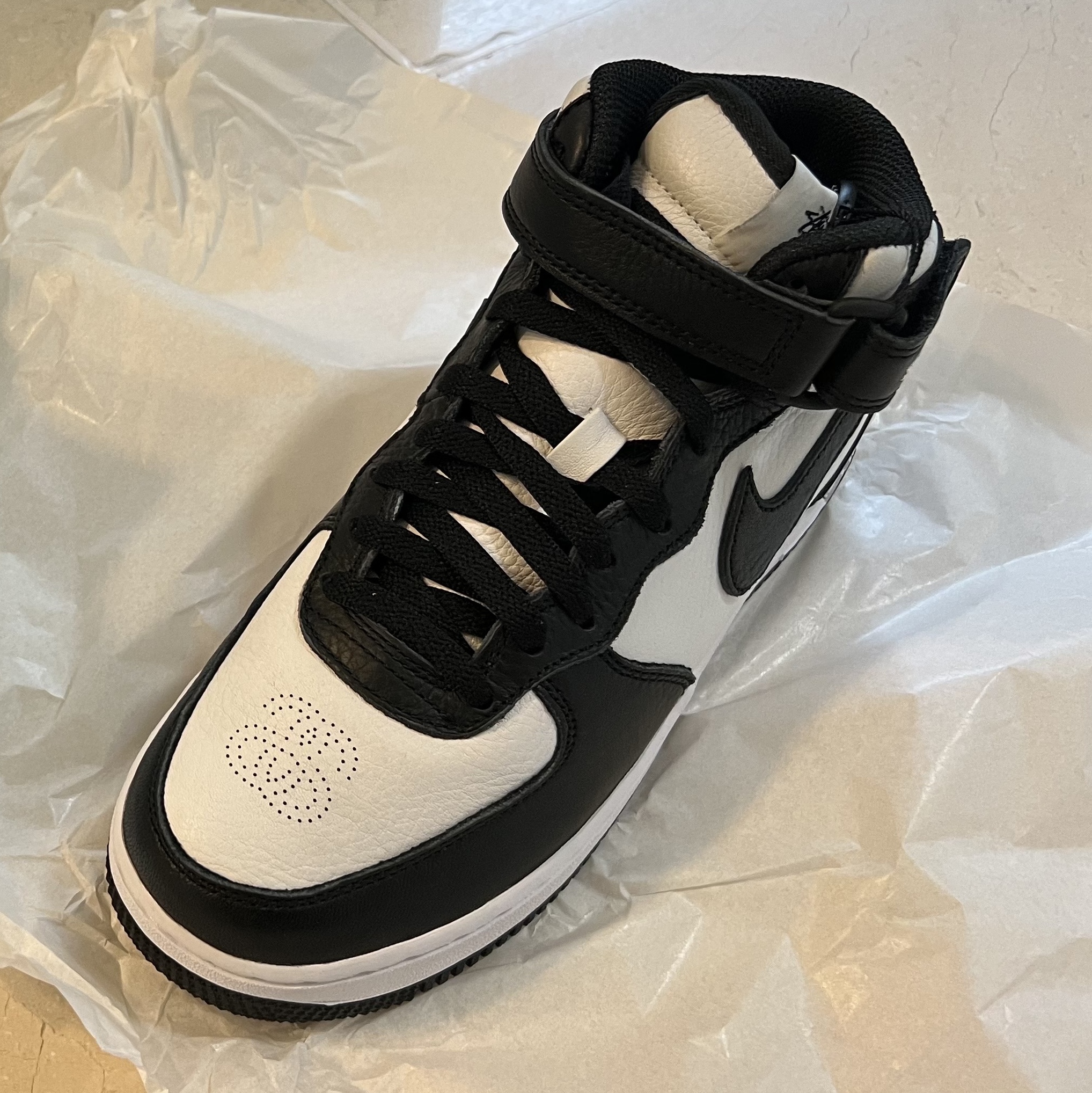 Nike x Stussy Air Force 1 '07 Mid SP Black and Light Bone 착용 스타일