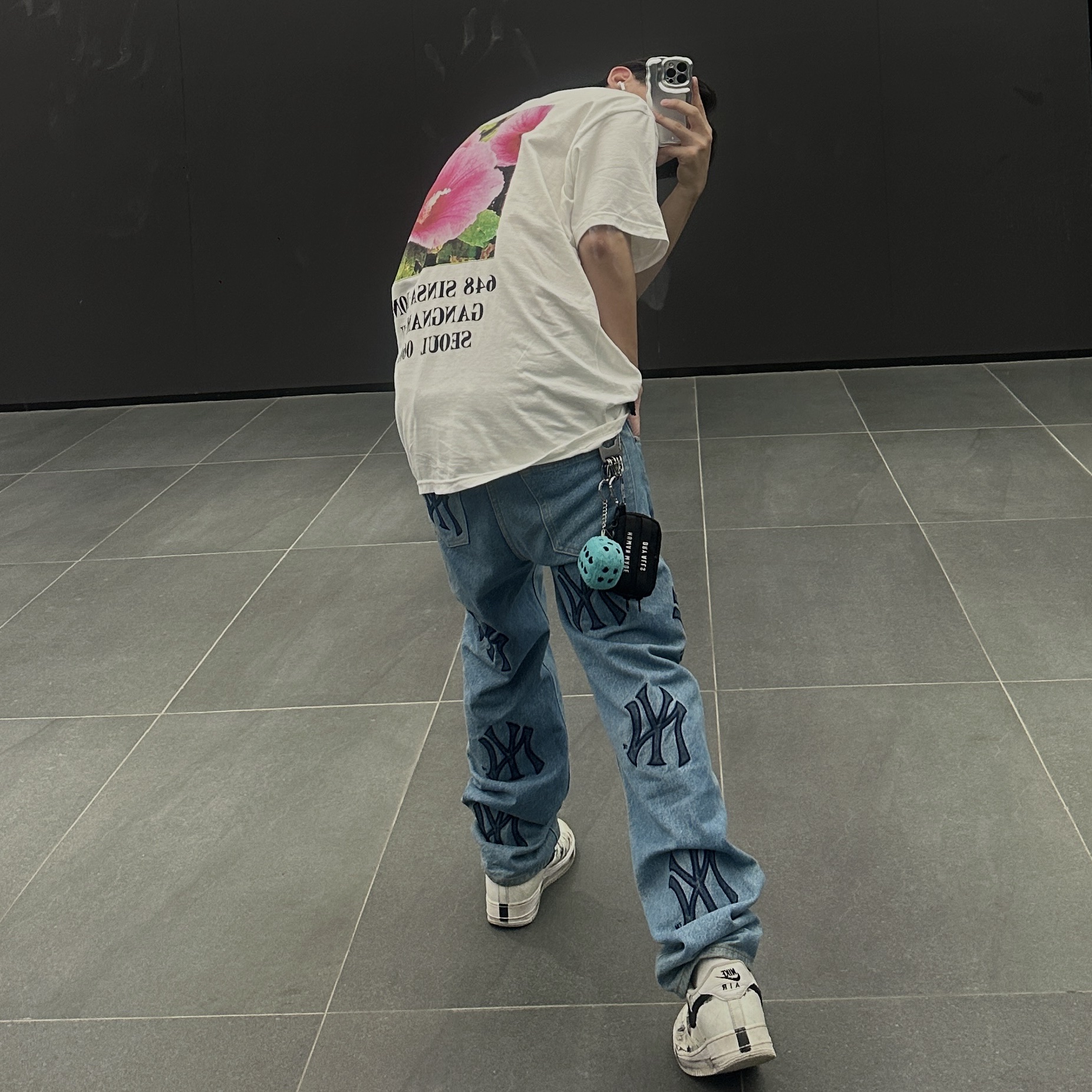 Supreme Seoul Box Logo T-Shirt White - 23FW, Supreme x New York Yankees Regular Jean Washed Blue - 21FW 착용 스타일 - 1
