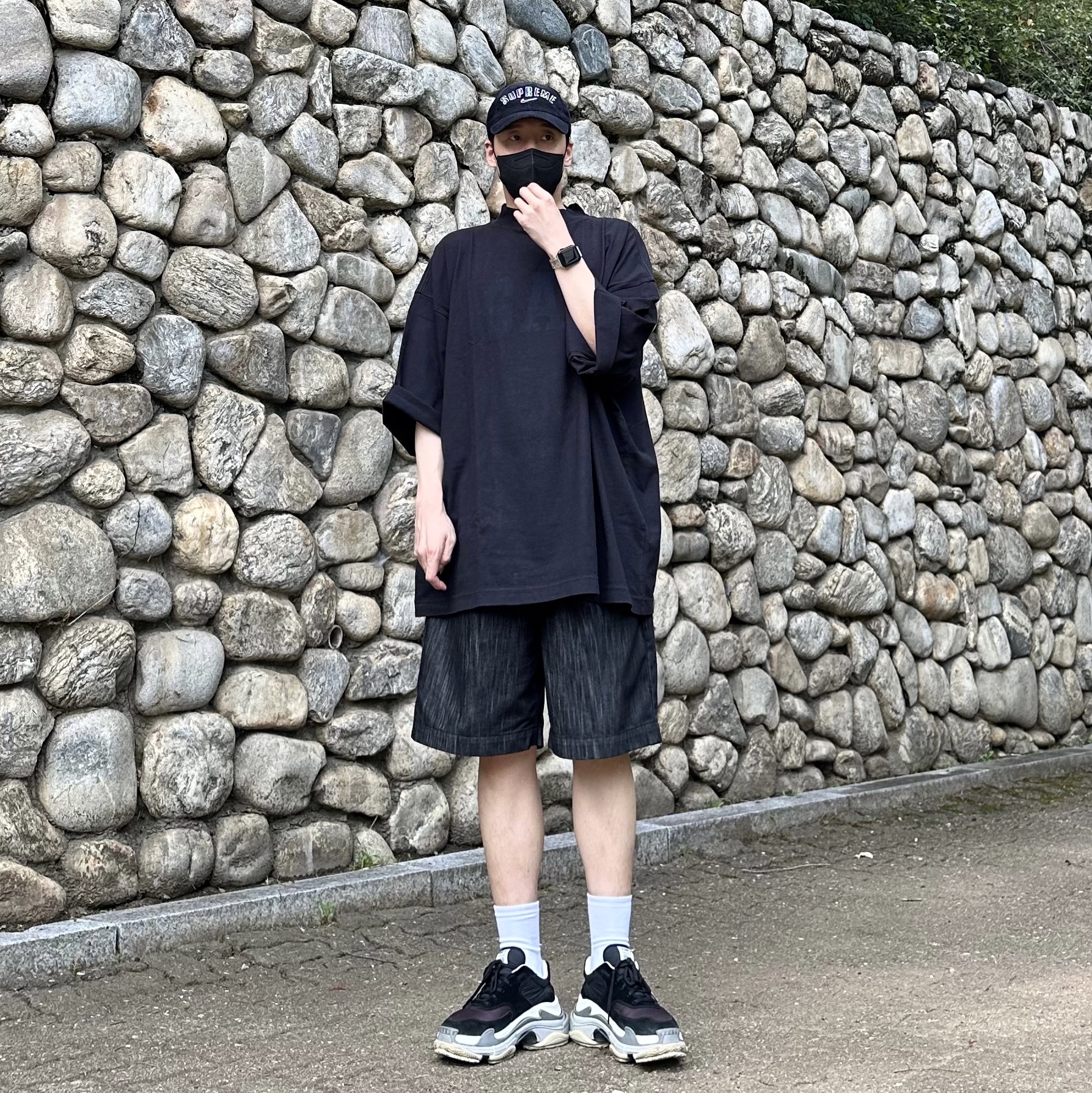Supreme x Nike Arc Corduroy 6-Panel Black - 22SS, Yeezy Gap Engineered By Balenciaga Dove 3/4 Sleeve T-Shirt Black 착용 스타일 - 1