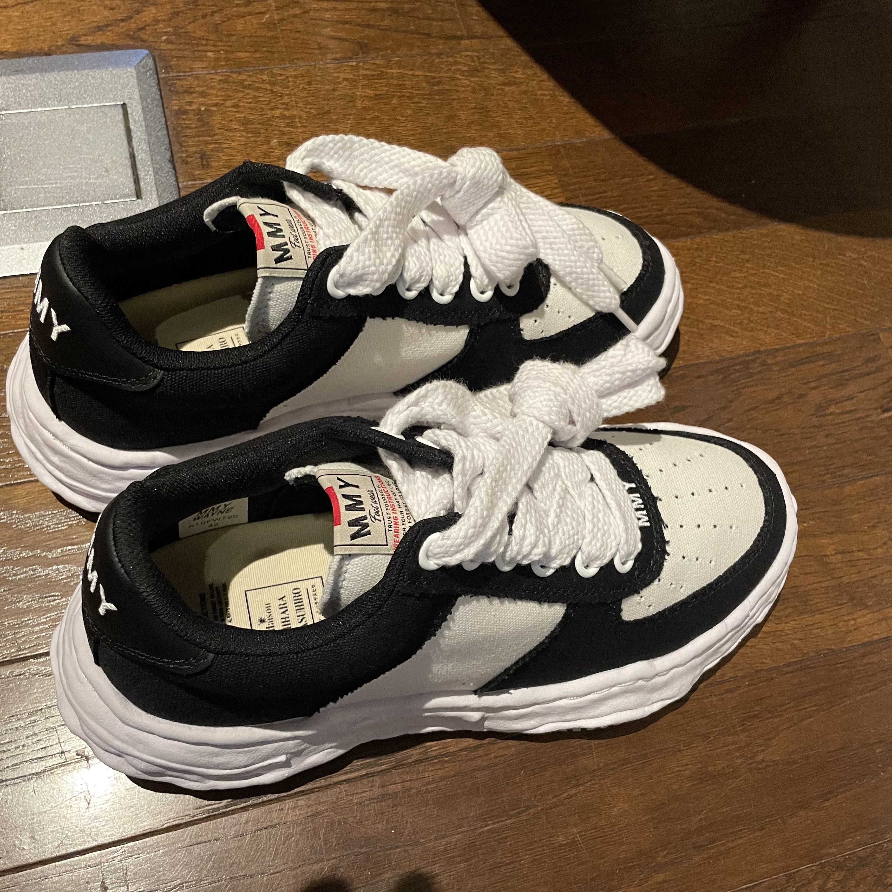 Maison Mihara Yasuhiro Wayne OG Sole Canvas Low-top Sneakers Black White 착용 스타일 - 1