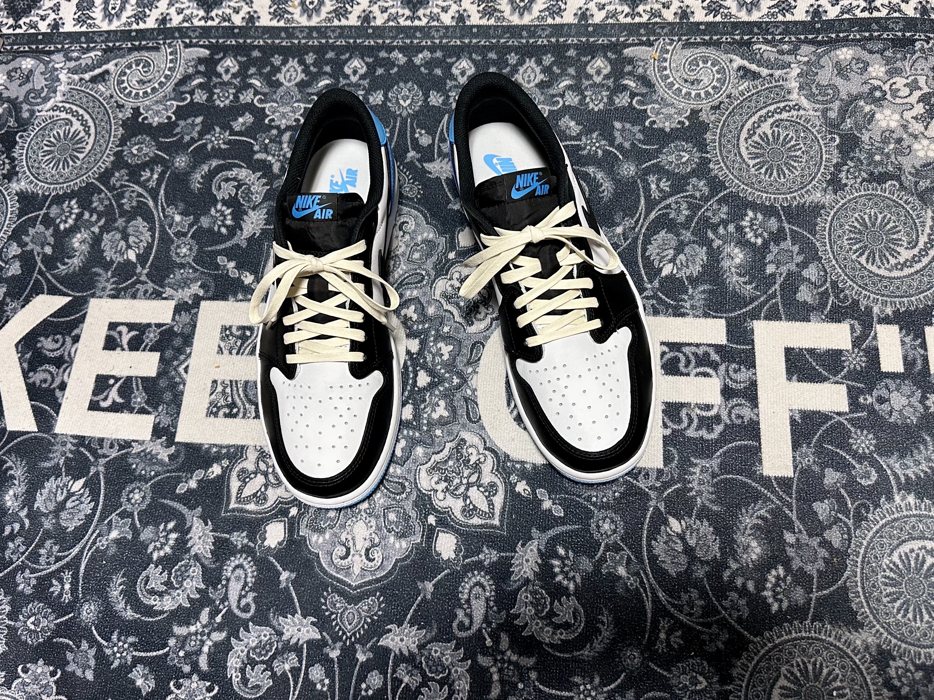 Jordan 1 Retro Low OG Black and Dark Powder Blue 착용 스타일 - 3