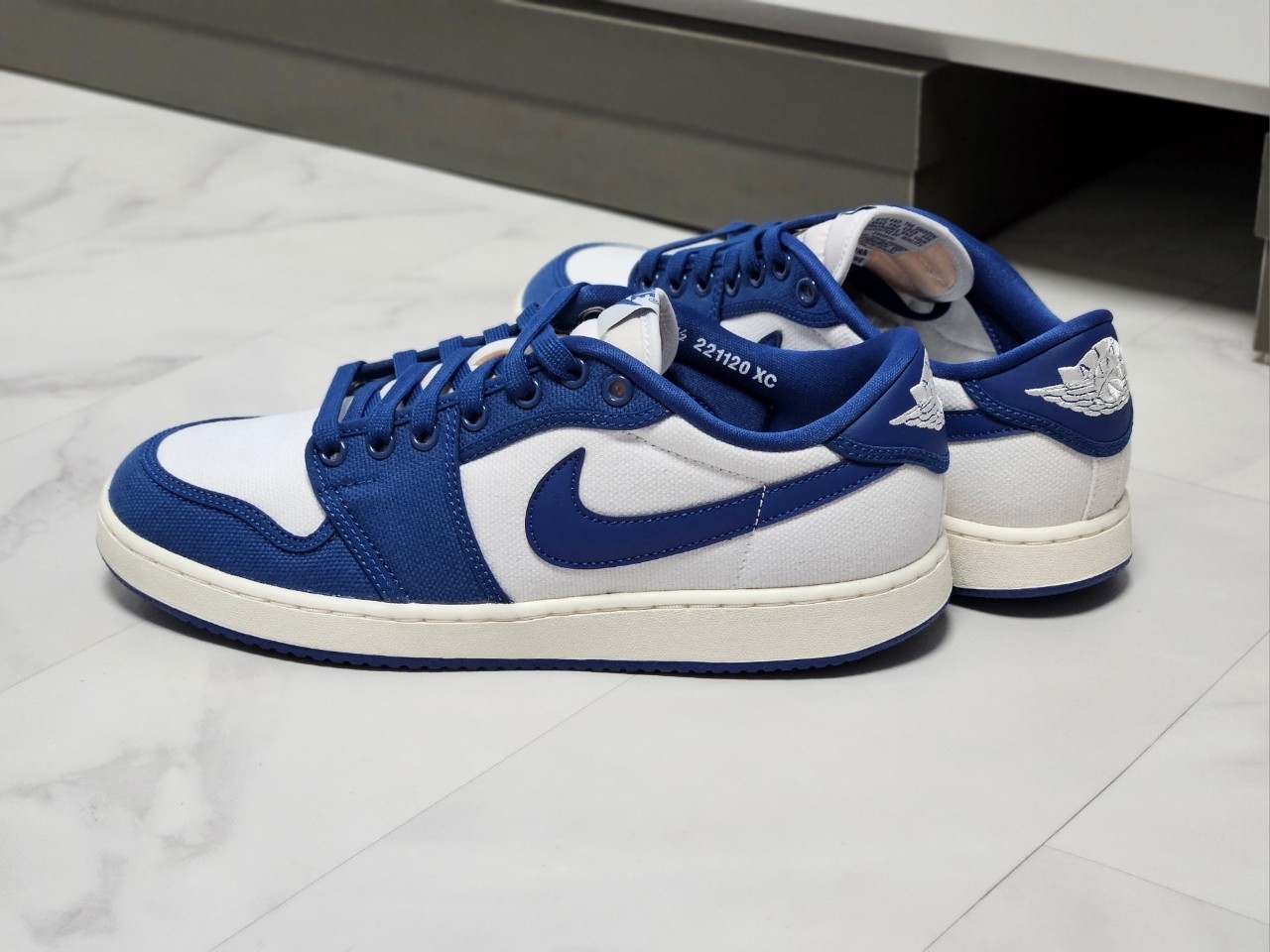 Jordan 1 KO Low White Dark Royal Blue 착용 스타일 - 3