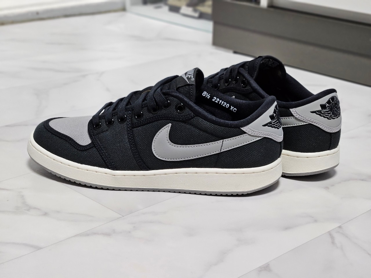 Jordan 1 KO Low Black Medium Grey 착용 스타일 - 4