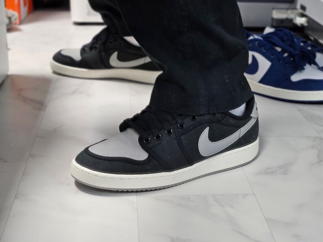 Jordan 1 KO Low Black Medium Grey 착용 스타일 - 1